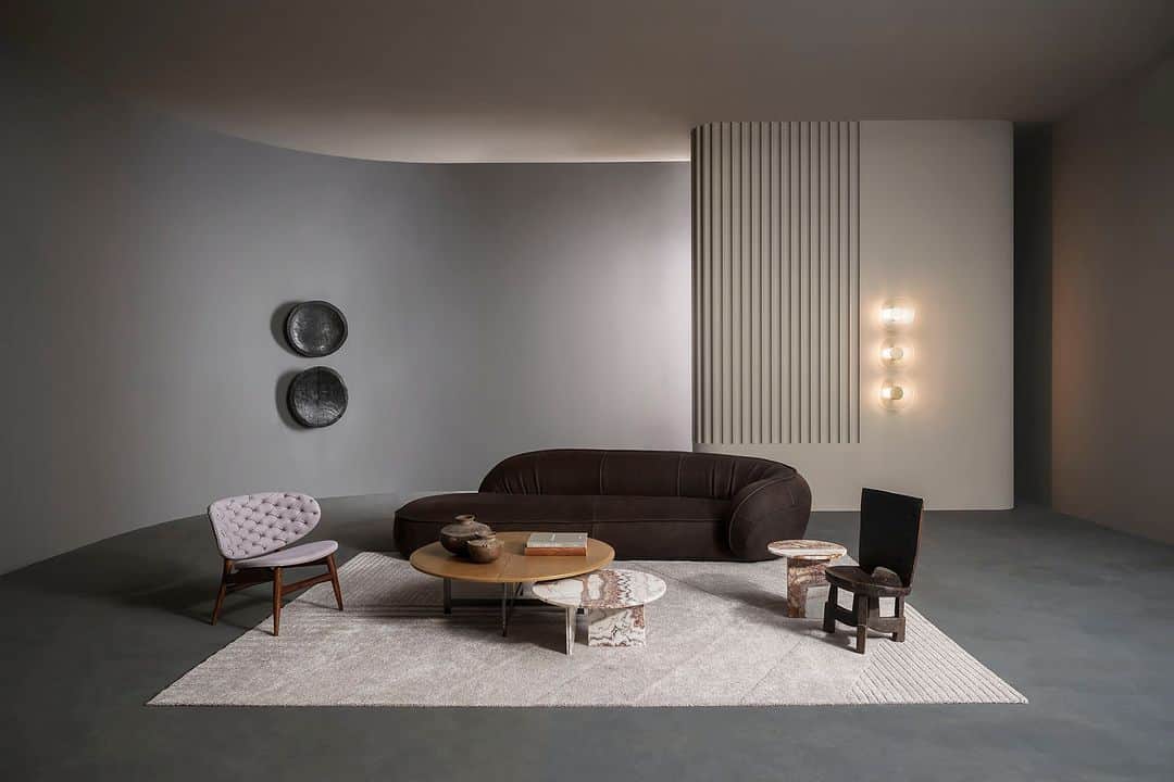Baxter Japan / バクスター ジャパンのインスタグラム：「【 Baxter's Living Room 】  丸みを帯びたフォルムながら、 上質なレザーがシャープな印象を与えるソファ「LEON」を用いた リビングシーンをご紹介いたします。  SOFA：LEON ARMCHAIR：DALMA COFFEE TABLE：TEBE  RUG：TRICOT  【 Baxter Tokyo 】 東京都港区南青山4-18-16 フォレストヒルズ WESTWING B1F Tel：03-5413-8913　Mail：info@omobito.jp Store : 11:00～18:00 (※水曜日のみ事前予約制)  . . .  #baxter #baxtercinema #baxtermadeinitaly #baxterjapan #baxtertokyo #leather #interior #interiordesign #interiorstyling #furniture #lifestyle #design #バクスター #バクスタージャパン #インテリア #家具 #インテリアデザイン #レイアウト #ライフスタイル #デザイン #リビング #ソファ #チェア #テーブル #レザー #ヌバック #豊かな暮らし」