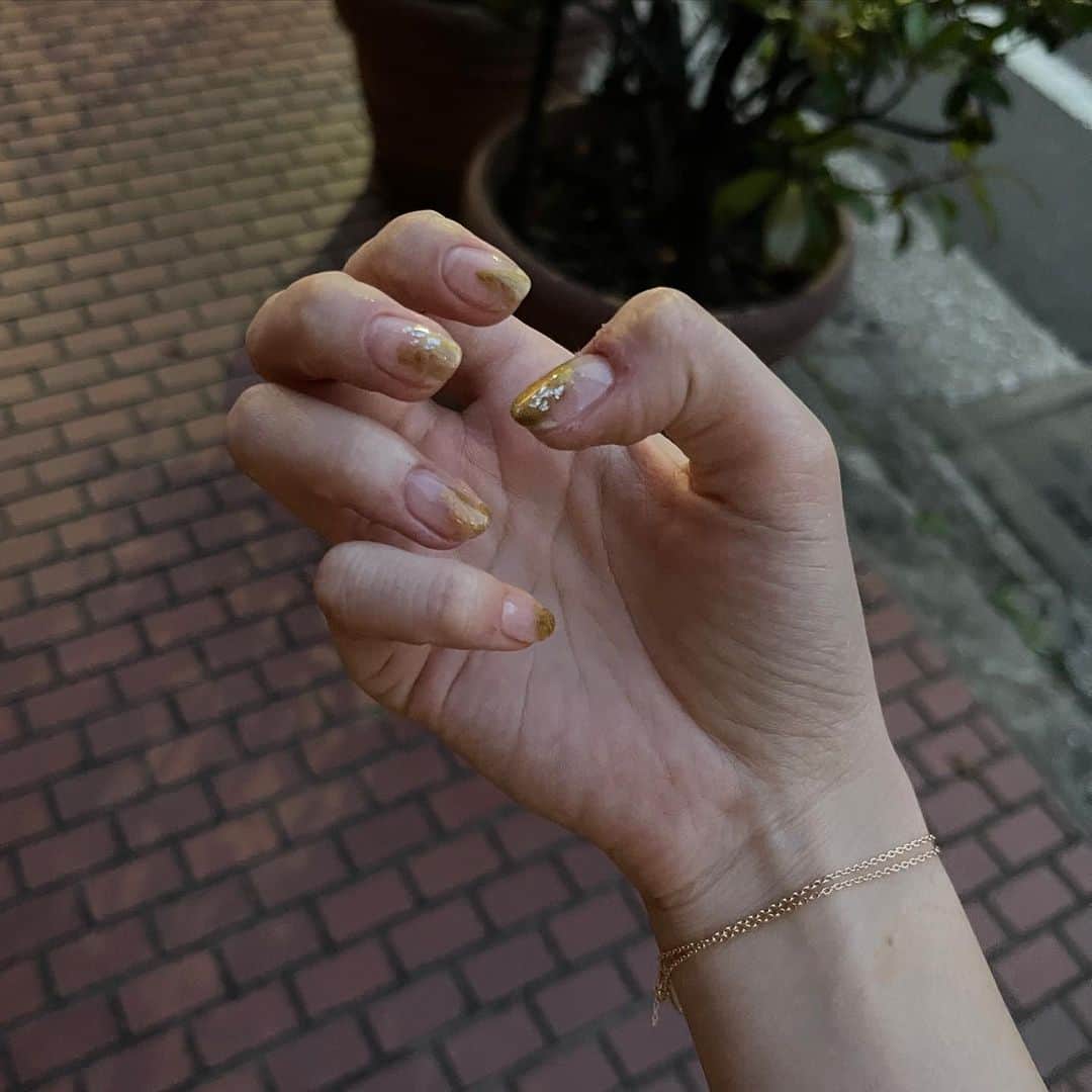 吉成亜美さんのインスタグラム写真 - (吉成亜美Instagram)「new nail 久しぶりのジェル。 やっぱり爪が綺麗だとあがりますな♪  おニューのブレスレットに合わせてクリア×ゴールドテイストでお願いしました。  #ジェルネイル#ネイルデザイン」6月5日 22時01分 - amiyoshinari
