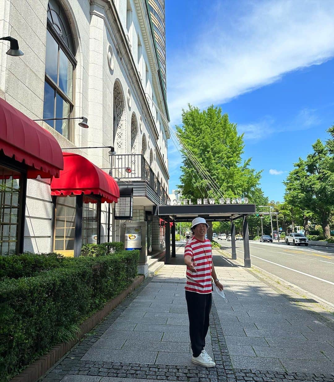 犬山紙子さんのインスタグラム写真 - (犬山紙子Instagram)「ホテルニューグランドは96年の歴史を誇るクラシックホテル。 美しい外観ももちろん、場所が本当にいいんですよね、山下公園と中華街がすぐそば。 レストランはレジェンドメニューがたくさん。  クラシックホテルを探索するのは、当時の美しい建築や装飾を見るだけでなく、20年台はモボやモガも泊まったんだろうかとか60年台は若き加賀まりこさんみたいな女性も泊まってたんだろうかとか、そういうことを考えるのがとても楽しい。  私はピンクに手書きの蝶が美しいお気に入りのシルクの羽織を羽織ってちょっとすまして歩いてみたり。9枚目は娘が撮ってくれた☺️  #クラシックホテル　#ホテルニューグランド　#横浜ホテル #サンバリア　#mamekurogouchi #mame」6月5日 21時54分 - inuyamakamiko