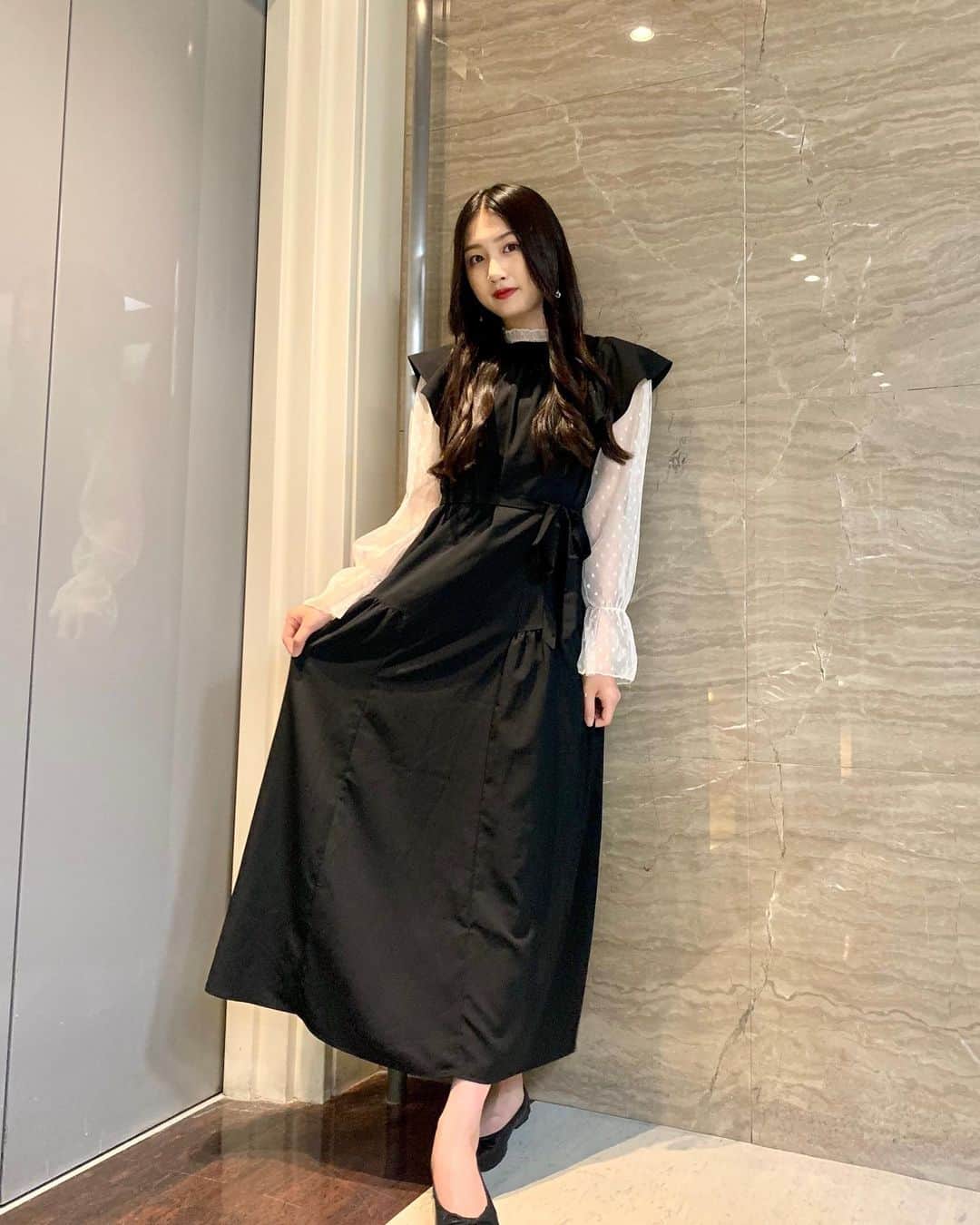 塩月希依音のインスタグラム：「ブラックコーデ🐈‍⬛  ノースリーブワンピースにドット柄のチュールトップスを重ねてガーリーに❤︎  ノースリーブにはまだ早いこの季節や腕を出したくないときにオススメのチュール重ね着🐑  #code#コーデ#fashion #ファッション#ワンピース#重ね着#重ね着コーデ #ガーリー#ロングスカート #ロングワンピース#ロングワンピ#ブラック#ブラックコーデ #チュール#jk#ljk #05#05년생 #05line」