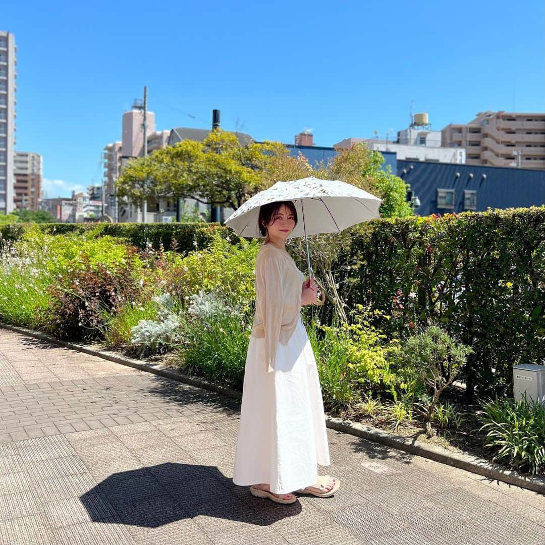 大井智保子のインスタグラム：「🍀🌿  6月からもうこんなに暑いなんて… デイゲームに行く時の陽射しにはびっくりです🫢  今年の夏は絶対に焼けたくない☀️ そして少しでも涼しく過ごしたい… を叶えてくれる日傘、フワクールを使い始めました⛱️  ナチュラルなボタニカル柄がかわいくて、キレイめにもユニにも合うのが使いやすいです🌿  遮光率99.99％以上の1級遮光の素材で、さらにUV遮蔽率も99％以上、その上遮熱機能があるんだって🫶  初めて開いた瞬間に「え⁉️涼しい😳」ってなりました‼︎  それなのに、薄くて軽くてびっくり❣️ 開くのも驚くほどらくらくで、最高です☺️❣️  雨の日もOKなので、梅雨入りした6月は毎日出番ありそうです☺️☂️  由宇にも絶対に持って行かねば⚾️  色々な柄やカラーがあるので、 ぜひこちら @moonbat_online_shop  チェックしてみてください☺️🫶  #PR #フワクール #フワクールホワイト #日傘 #デパコス日傘 #夏 #美容 #美白 #ＵＶ #ＵＶケア #スキンケア　 #ＵＶカット #遮光 #遮熱 #日焼け対策 #暑さ対策 #晴雨兼用」