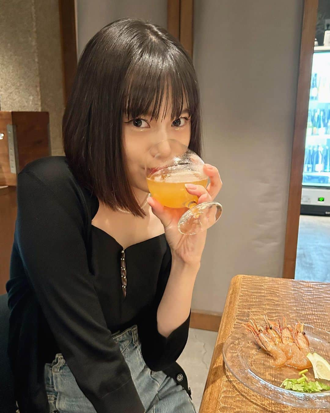 野崎智子のインスタグラム：「お酒のめないけどお酒のほうが かっこいいし友達の借りたビール🍺笑 私服タグ付けするニダ #ディナー #私服」