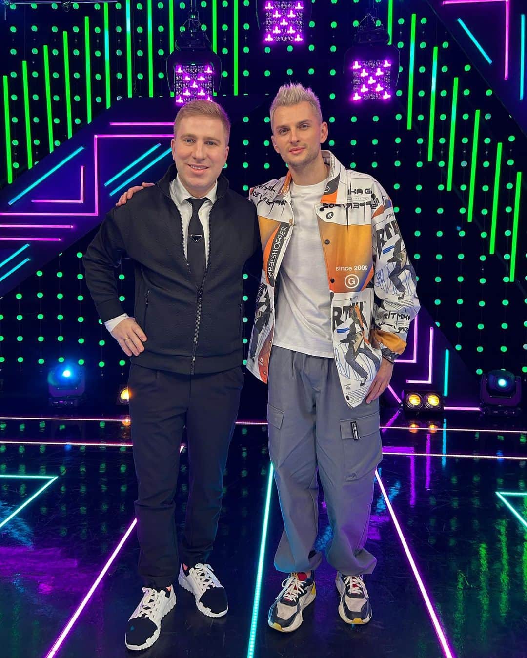 RU.TVさんのインスタグラム写真 - (RU.TVInstagram)「Включайте RU.TV, чтобы быть в «Теме» 🌸  В гостях у Макса Кобзова сегодня косметолог, пластический хирург - Карл Тавберидзе 🤩  Подключайтесь и задавайте свои вопросы эксперту в комментариях 😍」6月5日 21時57分 - ru_tv