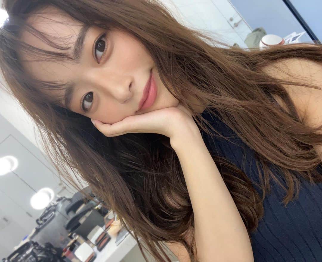 近藤千尋のインスタグラム：「髪の毛が明るくなってきたから そろそろ美容院行かないと。。🩷🧏🏻‍♀️ 雑誌の撮影で、日焼けチークメイク してもらいました🌻❣️  今年も美味しい美味しい 梅ジャムができたので🫕 そろそろベットに行きますかね🥹笑  みんなも一日おつかれさまぁ🩵 あしたも素敵な1日にしようね🫶🏻🥰」