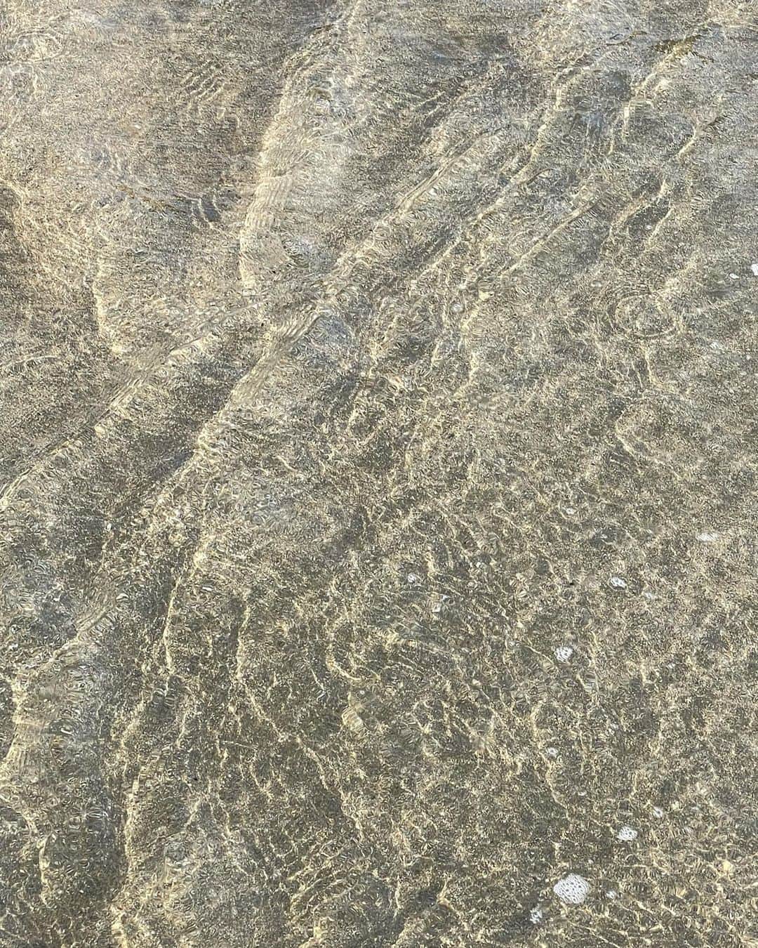 杉ありさのインスタグラム：「. 砂と波がとても綺麗で幻想的で すきだった…✨  何がみえる…？🤍  私にはモンスターボールが見えたよ。笑  毎日ポケモン見ているせいだ😂  #sea #ocean #wave」