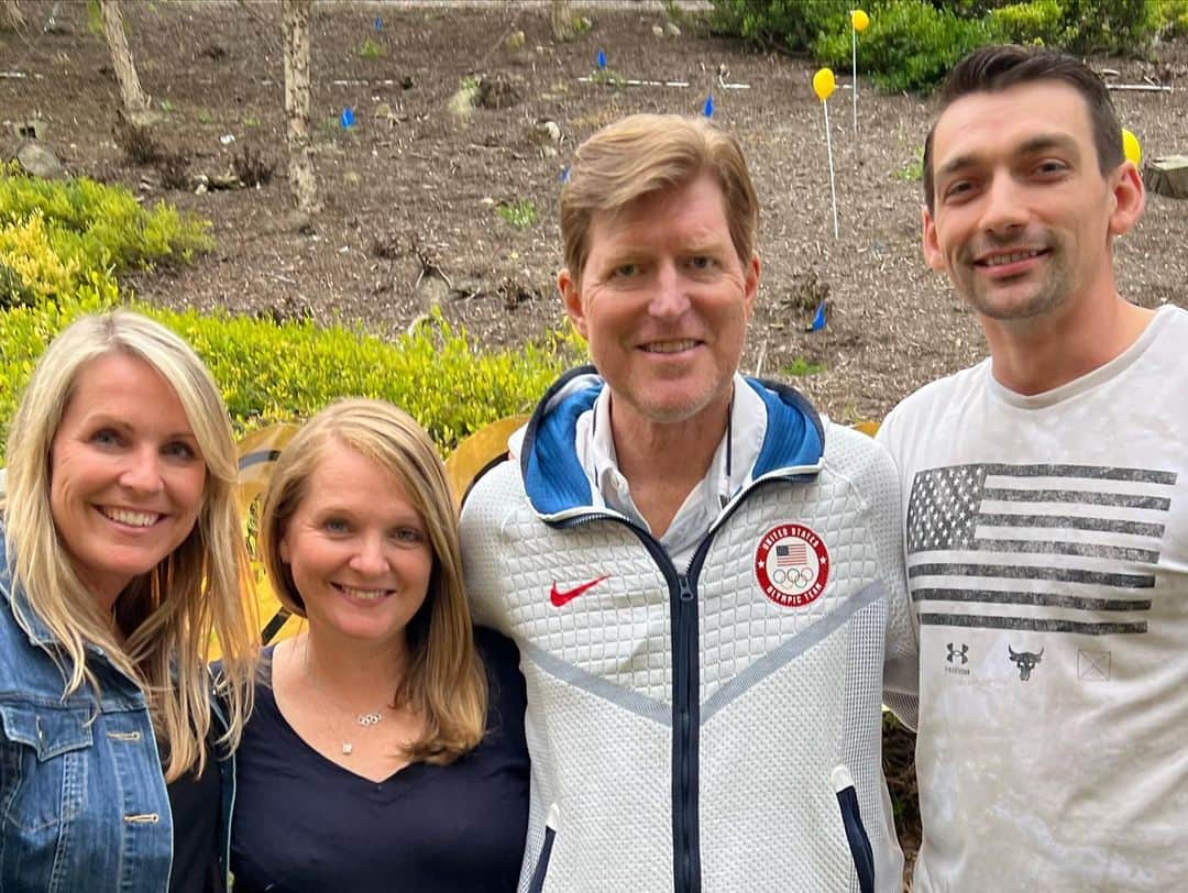 クリス・クニエリムのインスタグラム：「I am forever grateful to have been a part of this team. The time I’ve spent with them has helped me in so many ways. 💙 #coachingteamoftheyear #sandmanstrong」