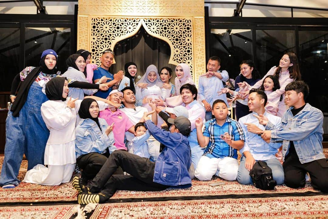 Aurelのインスタグラム：「Our Big Family!  The Atta Family, The Hermansyah, Gen Halilintar, The Lemos  Berkahi keluarga kami 🖤  @ssarah_menzel @queenarsy @muntazhalilintar @azriel_hermansyah @amora_lemos05 @ashanty_ash @krisdayantilemos @fatehhalilintar @arsya.hermansyah @thariqhalilintar @genifaruk @saaihalilintar @halilintarasmid @salehahalilintar @sohwahalilintar @qahtanhalilintar @ananghijau @aurelie.hermansyah @sajidahhalilintar @fatimahhalilintar」