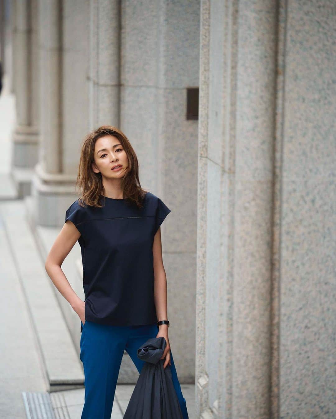 Theory luxe official account.のインスタグラム：「［THE STYLE GUIDE SUMMER 2023］  さりげないディテールで華やぐ繊細なはしごレースのカットソー  日本に数台しかない希少な編み機を使用し、スムースな風合いに仕立てたカットソー。 細い番手の糸ならではの独特なふくらみ、程よいハリとドレープのある上質素材で、はしごレースがアクセント。 カジュアルにもきれいめにも着こなせる万能さも魅力。  ベーシックなパンツできれいめカジュアルに  気になる二の腕をカバーしてくれるフレンチスリーブの、カットソーを主軸にしたシンプルなワンツースタイル。 コットンリネン素材のテーパードパンツは、ヒップと太もものラインをよりシャープにアップデートしたこだわりの一本。 爽やかなネイビーとブルーの色合わせで、夏らしく。  #theoryluxe #セオリーリュクス #パンツスタイル #カラーパンツ #カットソー #デザイントップス #フレンチスリーブ」
