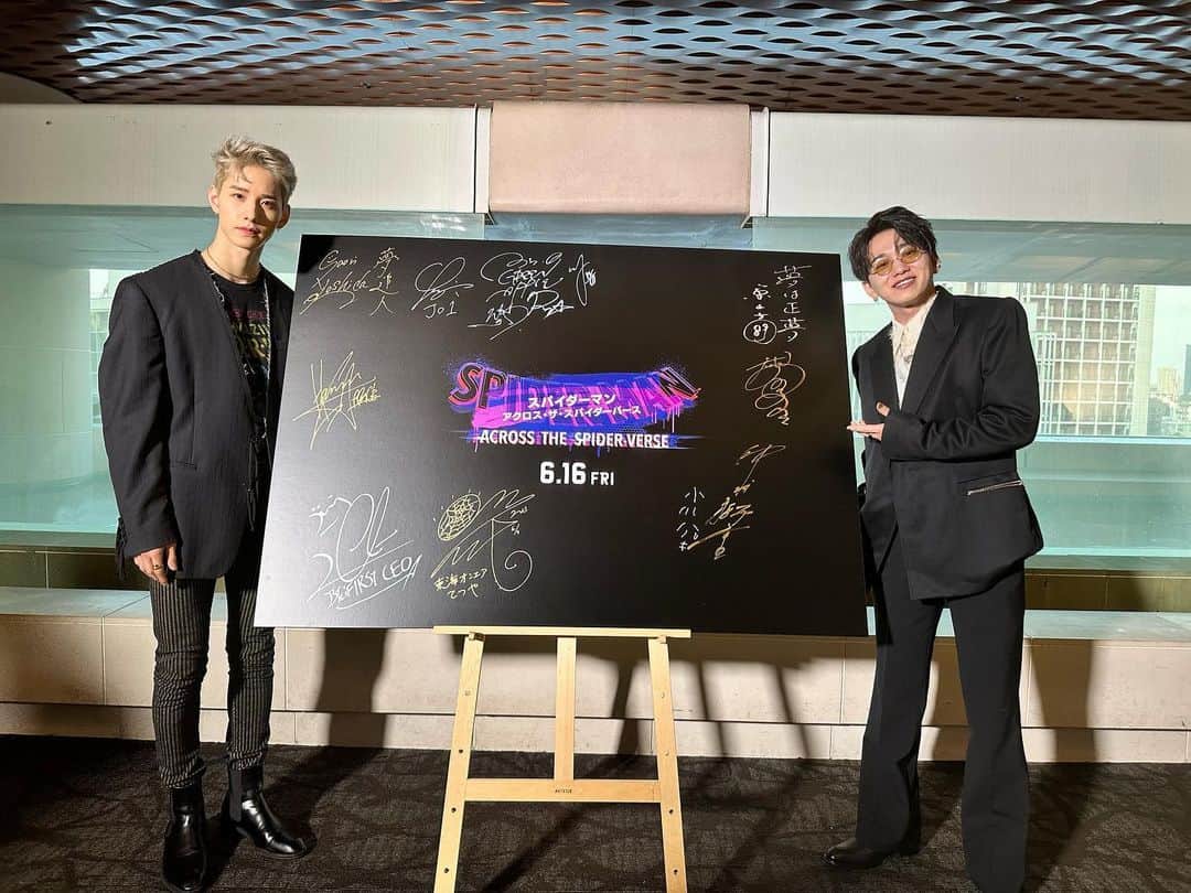 花村想太さんのインスタグラム写真 - (花村想太Instagram)「日本最速で 『スパイダーマン アクロス・ザ・スパイダーバース』 を観させて頂きました！ 本当に最高の作品で僕も改めて自分の信じた道を強く生きようと思えました。  それにしてもこうして日本最速で観させていただけるなんてファンとしてたまらない幸せですし、光栄ですし、これ以上ないです。  今回は字幕版でしたが、公開されたら賢章くんの吹替版も必ず観に行きます！ 今日、朝５時に起きて賢章くんの吹替版の1を見返してから仕事に行きました^ ^  そして、 JO1景瑚くん BE:FIRST LEOくんの2人とお写真を！ 久々に2人にも逢えて更に高まりました！ ダンスボーカルグループはみんなファミリーな気持ちです。 みんなでジャンルの枠を広げて、そして超えていきましょう！ 共に高みへ！  #今年一番スゴいアニメの話をしよう」6月5日 22時08分 - da_ice_sotahanamura