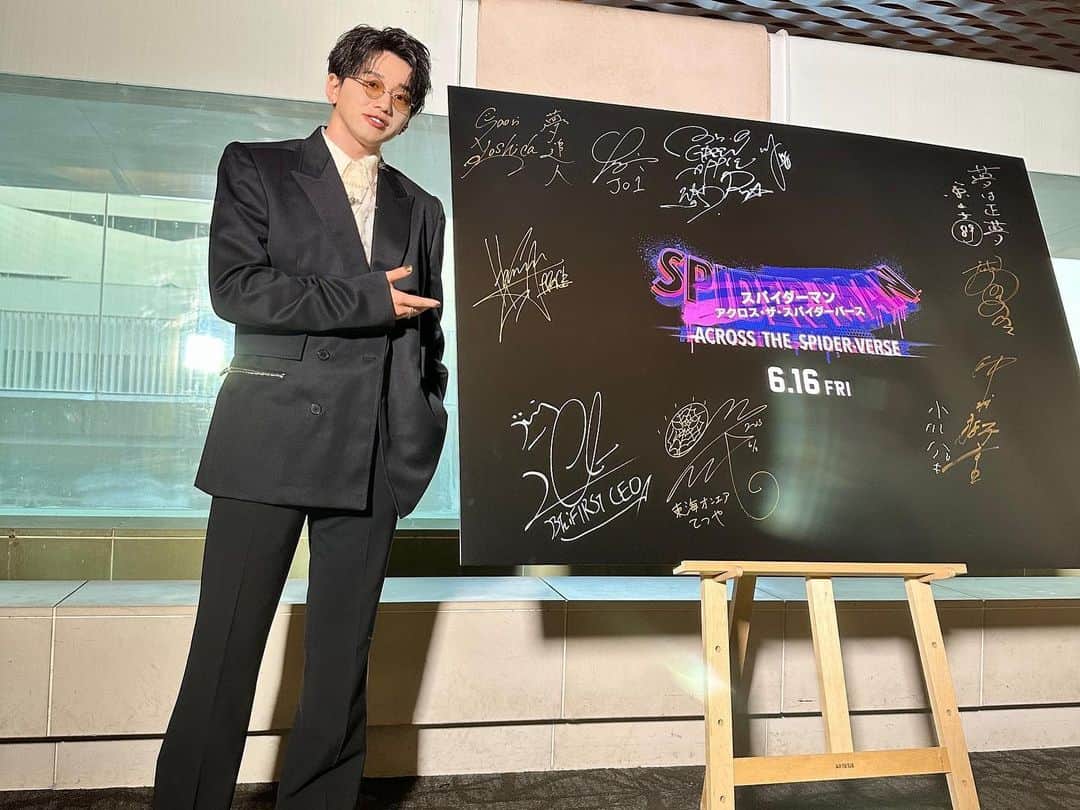 花村想太のインスタグラム：「日本最速で 『スパイダーマン アクロス・ザ・スパイダーバース』 を観させて頂きました！ 本当に最高の作品で僕も改めて自分の信じた道を強く生きようと思えました。  それにしてもこうして日本最速で観させていただけるなんてファンとしてたまらない幸せですし、光栄ですし、これ以上ないです。  今回は字幕版でしたが、公開されたら賢章くんの吹替版も必ず観に行きます！ 今日、朝５時に起きて賢章くんの吹替版の1を見返してから仕事に行きました^ ^  そして、 JO1景瑚くん BE:FIRST LEOくんの2人とお写真を！ 久々に2人にも逢えて更に高まりました！ ダンスボーカルグループはみんなファミリーな気持ちです。 みんなでジャンルの枠を広げて、そして超えていきましょう！ 共に高みへ！  #今年一番スゴいアニメの話をしよう」