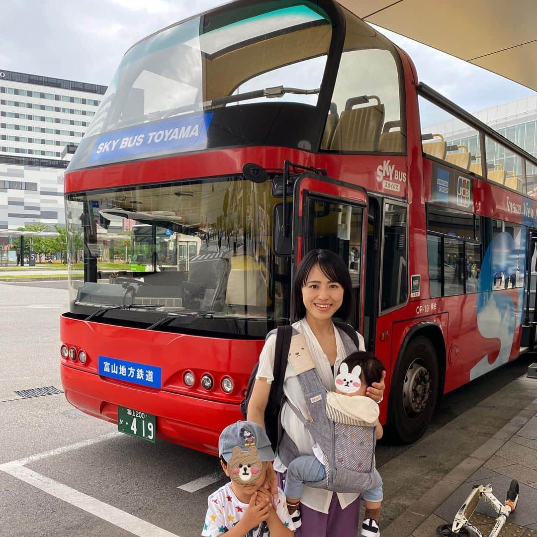 大西蘭のインスタグラム：「《富山市》 SKY BUS TOYAMAに乗ってきました🚌  スカイバスとは、写真の通り、屋根のない二階建てバス💁‍♀️  富山市の中心部を約40分で巡ります🥳  運行コース 富山駅前 → 富山城 → TOYAMAキラリ → 富山大橋 → 富山北大橋 →  富岩運河環水公園 → 富山駅  富山では2018年に登場してから、毎年期間限定で運行されているそう。  街中を走っているのを見かけてから、今度乗りたいね！と息子と話していて、先日乗ってきました❣️  スカイバスに乗ると、いつも車で通っている景色なのに、なんだか新鮮で、思った以上に楽しかったです🤩  屋根がないから暑いかなぁと心配していましたが、風を感じながら走ると涼しくて気持ちよかったです😆  ガイドさんのお話も楽しくて、あっという間の40分でしたよ✨  6月11日（日）までの運行なので、気になる方はお早めに👍  ｡.｡･.｡*ﾟ+｡｡.｡･.｡*ﾟ+｡｡.｡･.｡*ﾟ  いいね、コメント、保存ありがとうございます😌✨  気軽にフォローしてくださいね🌷 @𝗈𝗇𝗂𝗌𝗁𝗂𝗋𝖺𝗇   ． #スカイバス #スカイバス富山 #skybustoyama #skybus  #富山観光  #富山暮らし #富山旅行 #北陸観光 #北陸旅行 #富山ママ #富山ママと繋がりたい #富山在住 #北陸在住 #富山子連れスポット #富山子連れ #富山お出かけスポット #富山お出かけ #男の子ママと繋がりたい #女の子ママと繋がりたい #𝗍𝗈𝗒𝖺𝗆𝖺𝖼𝗂𝗍𝗒」