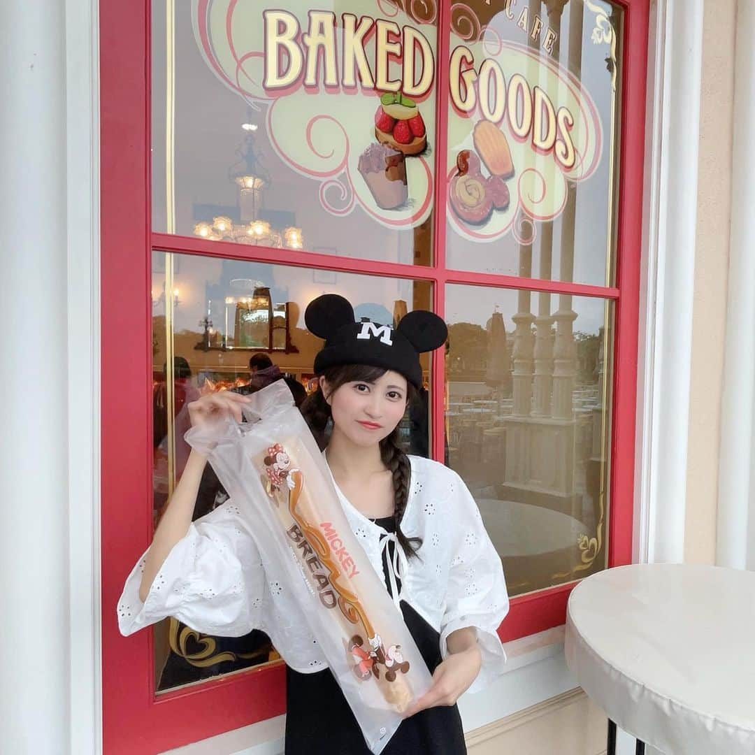 金澤有希のインスタグラム：「やっと買えました😭❤️  新発売のお持ち帰り用 "ミッキーロングパン"🥖  購入には整理券が必要で、 整理券は開園後配布開始です🪄  でも、、凄く人気で 朝9時に入っても購入出来ず…。  別日に平日の雨の日を狙って 8時過ぎに入園列に並び 8時45分頃に入園🫧 （雨の為開園時間より早めに入れたよ！）  真っ先に"スイートハートカフェ"に行き、整理券列に並びました！！  （※シーはマンマビスコッティーズベーカリー）  8時45分にインして 真っ先に行ったのに行列で 買えるかドキドキ…  願って願って…整理券ゲット😭 私の後ろ2組で終了してたので 危なかったです、、😭😭  整理券をもらったら、 15時以降営業時間内好きな時間に取りに行き、購入出来ます！！  お家帰って、フレンチトースト ガーリックトーストにして食べました🍞🤍  40cmあるみたいで、、 賞味期限は、購入から2日後で さすがに1人では、食べきれないので、冷凍してます❄️  #ディズニーランド #ディズニーシー #ディズニーコーデ #ディズニーフード #ディズニー写真部 #スイートハートカフェ #マンマビスコッティーズベーカリー #ミッキーロングパン」