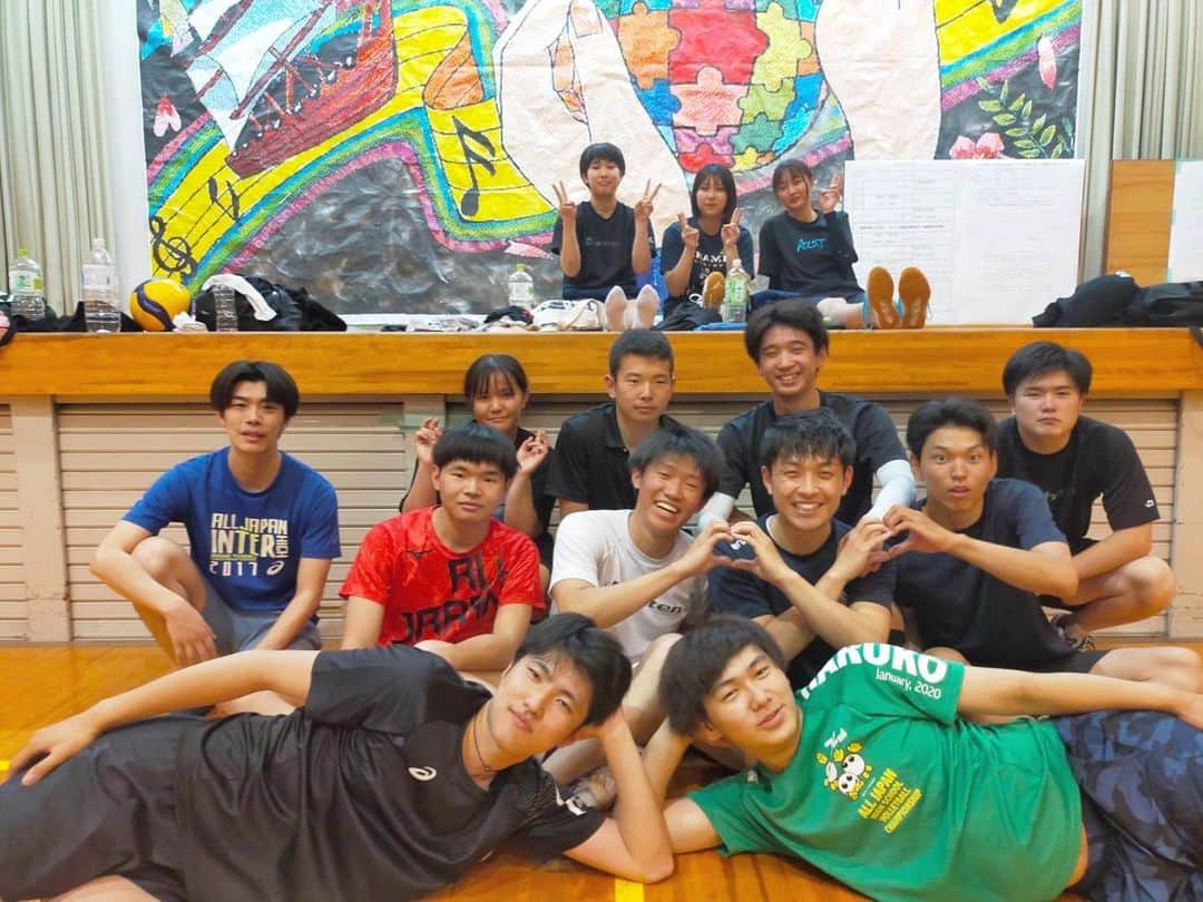 藤村晃輝さんのインスタグラム写真 - (藤村晃輝Instagram)「バレーボールを観戦して、 バレーボールをプレーして、  ハートを作って 1日が終わろうとしています。  @brain_volleyballclub の練習に 参加させていただきました。  良い体の疲れ方…してるはず。  練習参加させていただけるチームがありましたら、 ぜひご一緒させてください…！  #10代と30代のコラボハート #見てられない  #しかもクロスハート  #見てられない   #バレーボール  #大分 #oita #藤村晃輝 #アナウンサー」6月5日 22時26分 - fujimura_koki_tos