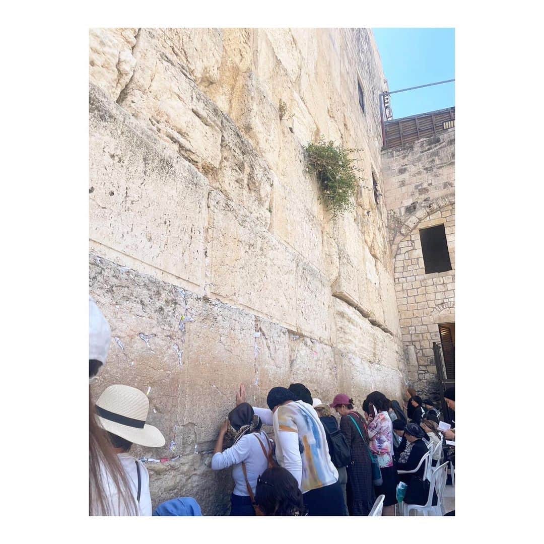 西川礼華さんのインスタグラム写真 - (西川礼華Instagram)「イスラエル出張3日目。3日目と言っても夕方には帰国のため、弾丸スケジュールです。新しい機器に関する最終ミーティングと、帰国までの時間を利用してエルサレムに行ってきました😄 オリーブ山、嘆きの壁、聖墳墓教会、岩のドームなどを訪れました。エルサレムにはユダヤ教、イスラム教、キリスト教の聖地があります。様々な文化に触れながら、歴史や信仰について学ぶ時間でした。  #イスラエル出張 #エルサレム #Jerusalem #ayakanishikawa #西川礼華」6月5日 22時27分 - ayakanishikawa