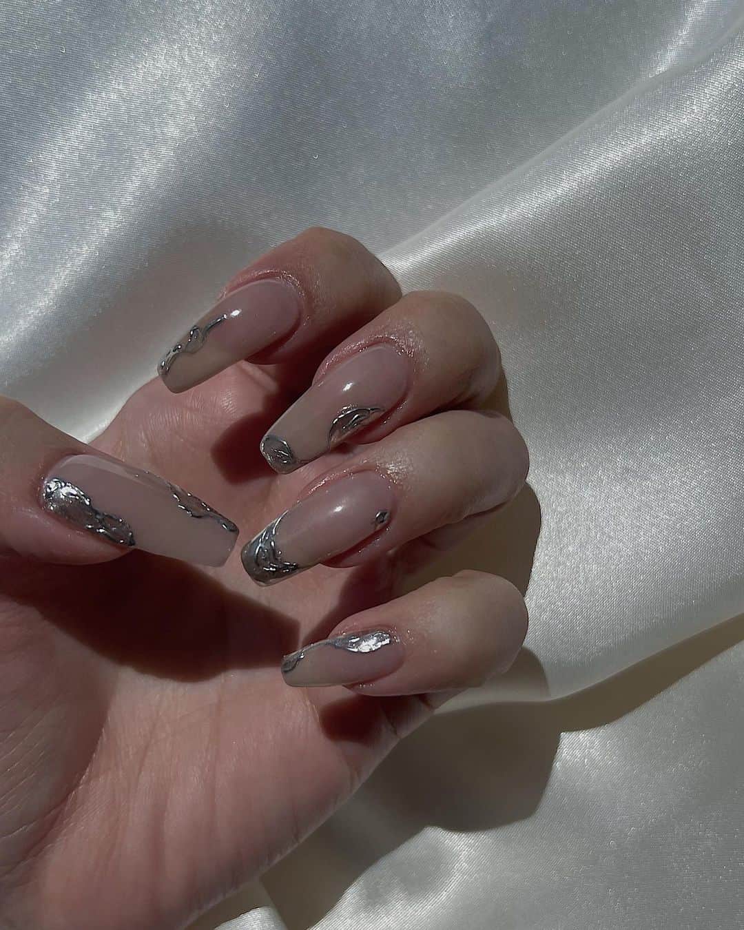 小原優花のインスタグラム：「Nail💅♡ ellenail渋谷店さん @ellenail_shibuya で可愛くしてもらいました☺️✨  ヌーディカラーに銀のニュアンスのデザインがお気に入りです🥺🩶  フットもグレージュ系のマグネット🤍🤍  色素薄めのネイル好きです🫶🏻  ellenailさんありがとうございました🥰  #nail #ネイル #ネイルデザイン #ellenail #esnail」