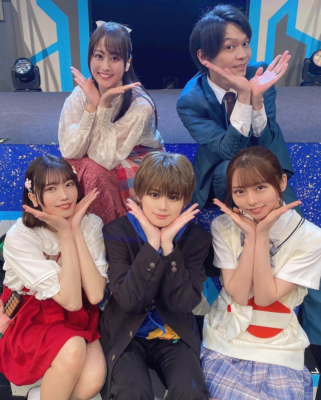 石原美沙紀のインスタグラム：「#舞台　#宇宙家族ヤマダさん 全公演終演！ありがとうございました✩︎⡱  まだ載せていなかったお写真など♡📸  連日多くのお客様から応援していただけて本当に嬉しい日々でした♡ ありがとうございます！ まな板王国民のことも、ちゃんとステージから見えてましたよ(*'ω'*)✨ ありがとう🩷久しぶりの全校集会、楽しかったね🔥  ヤマダ次女(9) #少ステ　と打って変わって幼い女の子を演じることになるとは、、、！笑  子供の持つエネルギーはものすごいので思い切って演じました♡  ここだけのはなし、やっぱり自身が29歳なので29歳に進化している時の方がなんだか心が落ち着きました。私も日々進化しているのかもしれないですね。  コメディですが、、、➕α、メッセージがみなさまに届いていていたらうれしいです。 何十年何百年何千年先もみーーーんなで仲良くできたらいいなと願ってやまないです。  そしてこの公演でちなちゃんが卒業。 5年半、たくさん一緒にステージに立てて本当に幸せだったなぁ。スペースゼロも一緒に何度も立たせてもらって思い出の劇場のひとつだから、心の中で噛み締めつつ、見送ることができて嬉しいです。 大千穐楽のあの人だれだったのかわからないけど、笑い止まんなかったのに涙もとまらなかったなwwwwww 配信アーカイブ1週間買えるのでぜひみてほしいです♡  次はイベントで！ 6/9に舞台アフターイベ、6/10はちなちゃん卒業式！ 皆様にもお会いできたら嬉しいのでぜひお越しください！待ってます🔥 チェキで話そう〜！✩︎⡱  改めて、ご出席、オンラインご出席ありがとうございました！！！」