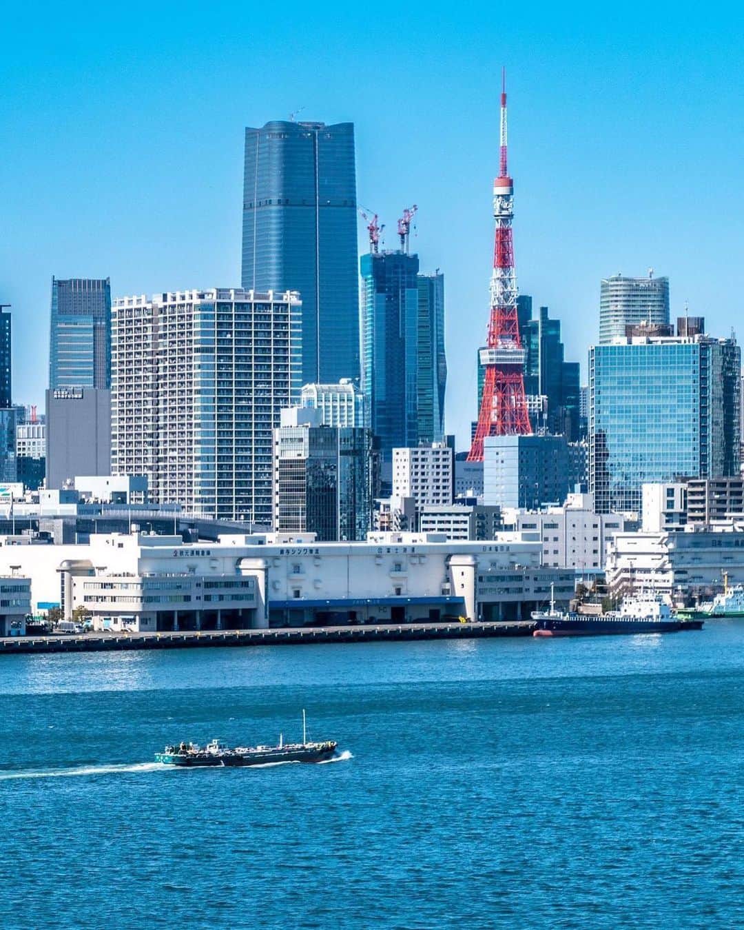 のインスタグラム：「Tokyo Tower sure stands out amongst the blue sky and water! 🗼  -  青い空と海に挟まれて、東京タワーのオレンジ色が一際目立つ１枚🗼 空の色に染まったビル群も印象的です。  #tokyoartsandculture 📸: @55crossroad」
