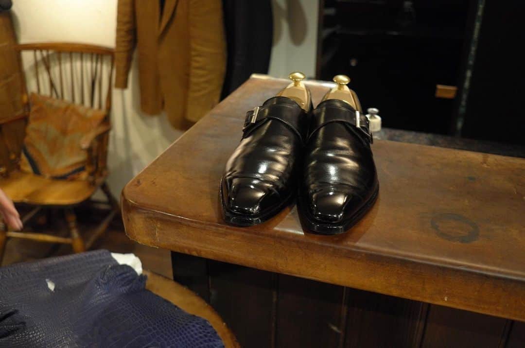 のインスタグラム：「@crockettandjones_official   「おれ、このプレーントゥの皺の入り方がめちゃくちゃ気に入ってるんだよね〜やっぱプレーントゥって皺が引き立つよね！」  履きシワを味として楽しめるか否かは革靴と長く付き合うとても大切なポイントですね！  'I really like the way these plain toes crease - plain toes really bring out the creases!  Whether or not you can enjoy the wrinkles as a taste is a very important point for a long-lasting relationship with leather shoes.  #crocketandjones #brifth #shoeshine」