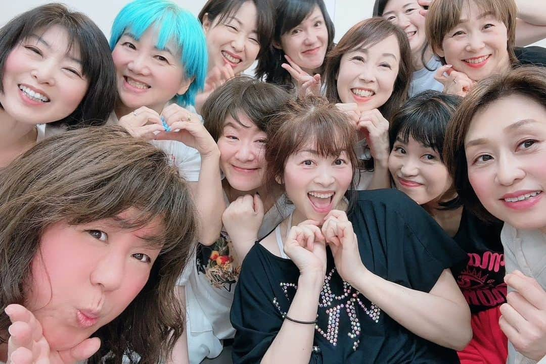 旺季志ずかさんのインスタグラム写真 - (旺季志ずかInstagram)「疲れた🤣  朝10時半から 踊りっぱなしだった。  マジで 自分でも どこから このエネルギーが湧いてくるんだって思う🤣  Momedライブのリハーサルしながら  仕事の指示や ミュージカルの打ち合わせ  明らかに なんか能力があがってる💪  2枚目以降は みんなでアイドルごっこ💕  #旺季志ずか #Momed #横浜ぴあアリーナ に出ます」6月5日 22時35分 - shizuka_ouki