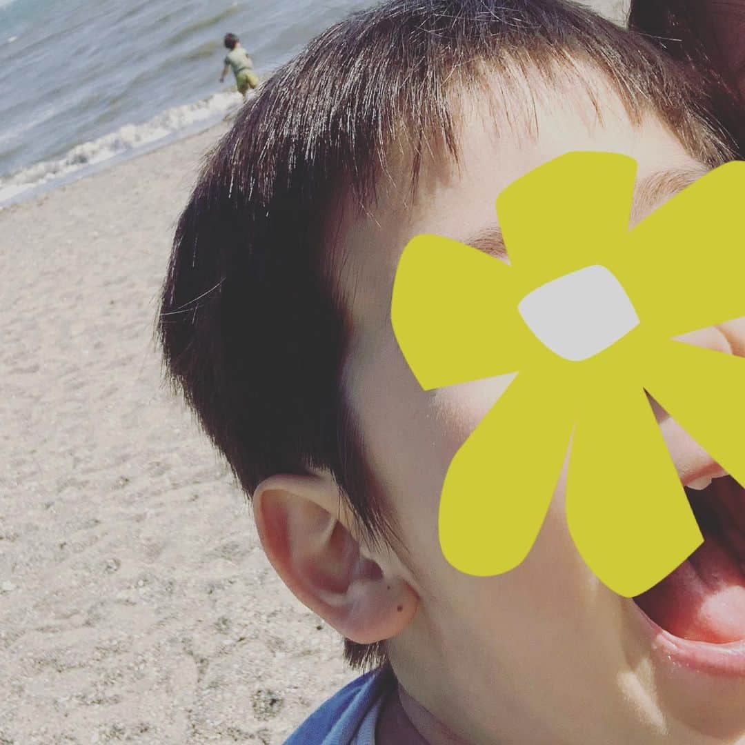 加藤千恵さんのインスタグラム写真 - (加藤千恵Instagram)「いつかの海。すごく楽しそうだし、楽しがってる様子でもあったけど、濡れるのをいやがって海には絶対に入らない息子。タオルも持っていってたのに！」6月5日 22時28分 - katochie1110