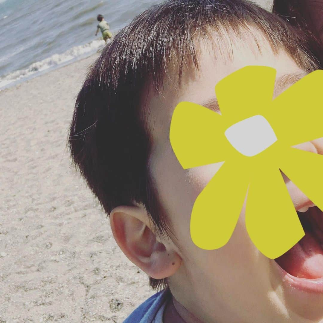 加藤千恵のインスタグラム：「いつかの海。すごく楽しそうだし、楽しがってる様子でもあったけど、濡れるのをいやがって海には絶対に入らない息子。タオルも持っていってたのに！」