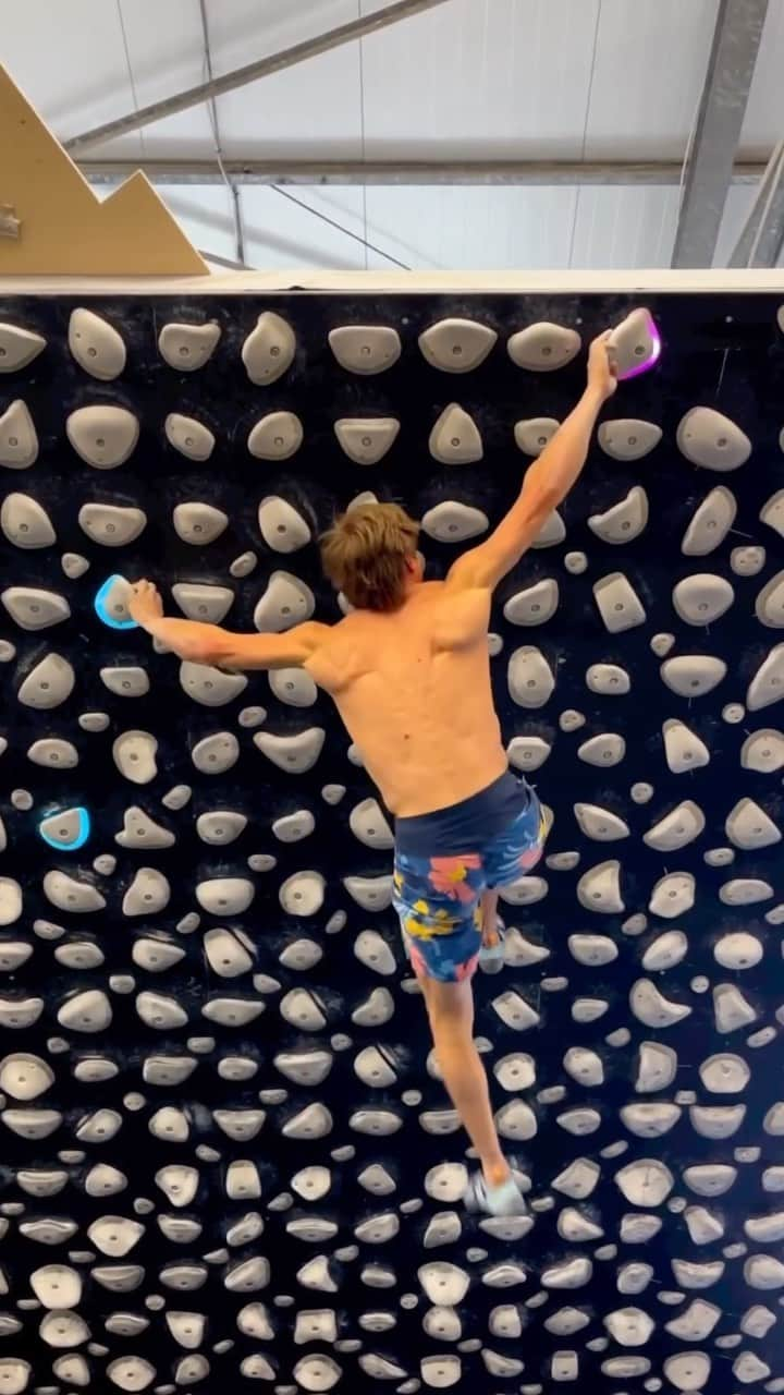 アレックス・メゴスのインスタグラム：「@alexandermegos crushing on the @kilterboard “Beast of the Board” 8A+/V12  #climbing #bouldering #boulder」