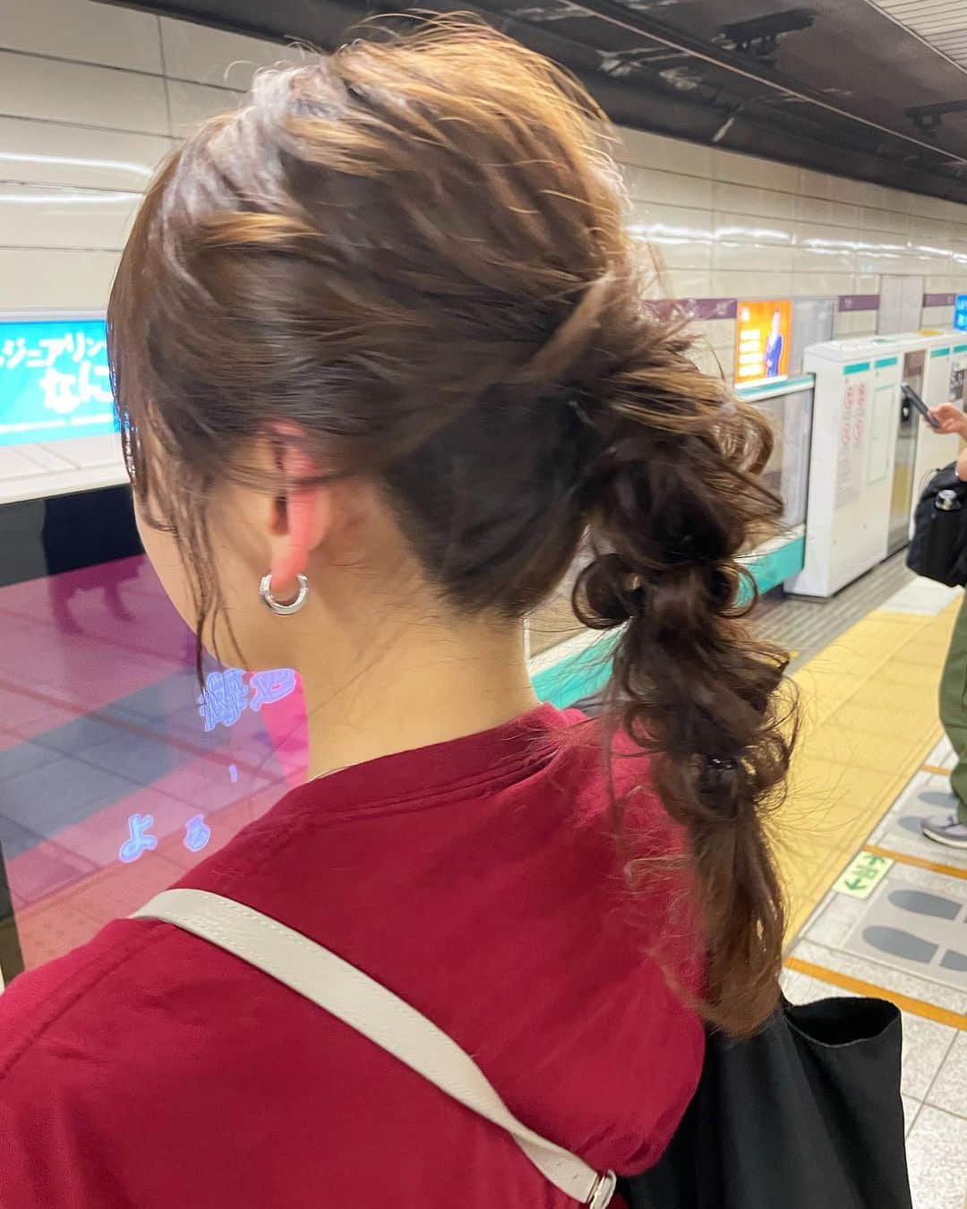 すえきひなたのインスタグラム：「親友の結婚式の時のヘアセット ぽこぽこポニーテールにしてもらった☺️」