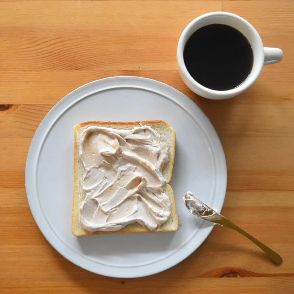 山崎佳のインスタグラム：「Today’s breakfast. ボンヌママンとのコラボをやらせていただいてから特に気に入って時々食べているのが、ホイップクリームとマロンクリームを混ぜたもの。ふわっとしたマロンクリームをたっぷりと。」