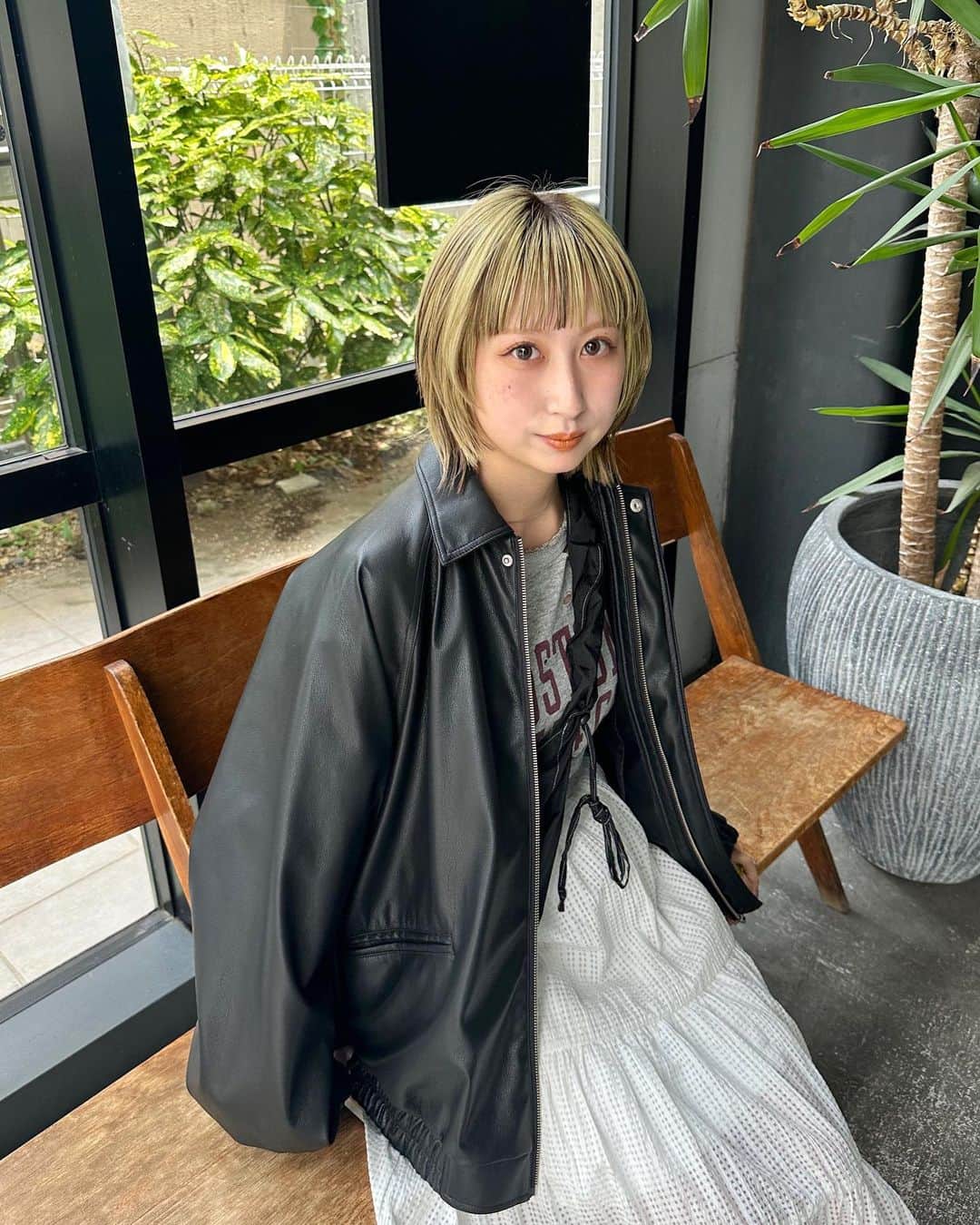 ARISAのインスタグラム：「ㅤㅤㅤㅤㅤㅤㅤㅤㅤㅤㅤㅤㅤ ㅤㅤㅤㅤㅤㅤㅤㅤㅤㅤㅤㅤㅤ ㅤㅤㅤㅤㅤㅤㅤㅤㅤㅤㅤㅤㅤ 今週末再販する フェイクレザージャケット🐺♡ ㅤㅤㅤㅤㅤㅤㅤㅤㅤㅤㅤㅤㅤㅤㅤㅤㅤㅤㅤㅤㅤㅤㅤㅤㅤㅤ 買ってるスタッフも 多いアイテム！ ㅤㅤㅤㅤㅤㅤㅤㅤㅤㅤㅤㅤㅤ 6/11(日)限定で 再販します🤫♡ ㅤㅤㅤㅤㅤㅤㅤㅤㅤㅤㅤㅤㅤ 買えばよかったシリーズなので 今回は買おかな🤞🏻 ㅤㅤㅤㅤㅤㅤㅤㅤㅤㅤㅤㅤㅤ ㅤㅤㅤㅤㅤㅤㅤㅤㅤㅤㅤㅤㅤ 気になる人は ZOZOチェックしてね！ ㅤㅤㅤㅤㅤㅤㅤㅤㅤㅤㅤㅤㅤ ㅤㅤㅤㅤㅤㅤㅤㅤㅤㅤㅤㅤㅤ ㅤㅤㅤㅤㅤㅤㅤㅤㅤㅤㅤㅤㅤ ㅤㅤㅤㅤㅤㅤㅤㅤㅤㅤㅤㅤㅤ ㅤㅤㅤㅤㅤㅤㅤㅤㅤㅤㅤㅤㅤ #チャオパニック#チャオ#チャオコーデ#キャミワンピ#ウルフカット #ウルフ#ネオンカラー#派手髪 #オン眉#オン眉ボブ #ローライト#ローライトカラー ㅤㅤㅤㅤㅤㅤㅤㅤㅤㅤㅤㅤ」