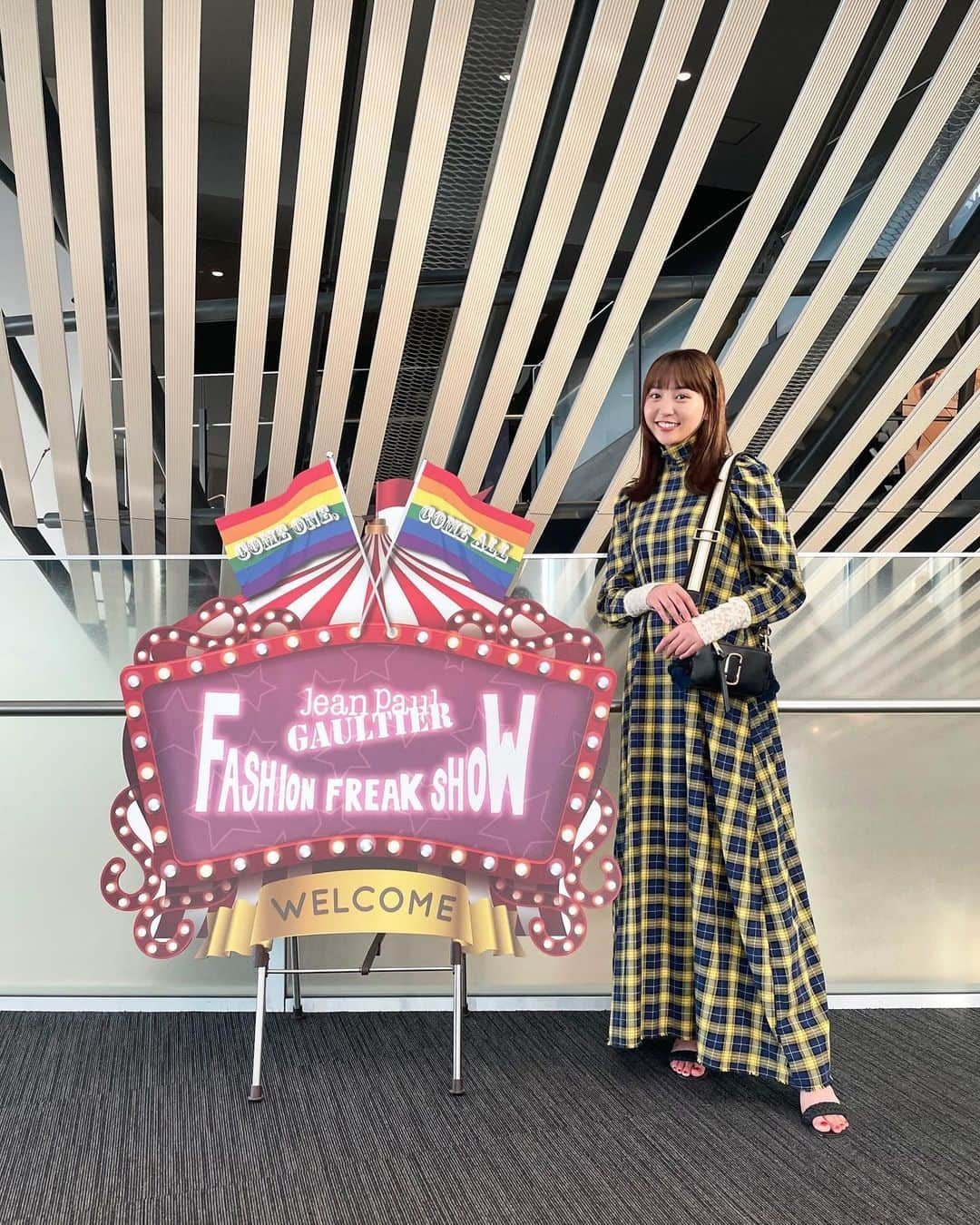 倉中るなのインスタグラム：「FASHION FREAK SHOW 🌈🎪  東京公演を東急シアターオーブにて 観に行かせていただきました‼︎  聞いていた以上に驚きが沢山の唯一無二の エンターテイメントでした。 ダンサーの皆様がほんとうにかっこよかったです。🫰🏻 今日からの大阪公演も沢山の方の心に届きますように！  そんな特別な日のお洋服は... One -piece : @yui_iwatsu  Bag : @marcjacobs  Shoes : @charleskeith_jp   #ランウェイミュージカル #ゴルチエ#ジャンポールゴルチエ #ファッションフリークショー  #JeanPaulGaultier #FashionFreakShow」