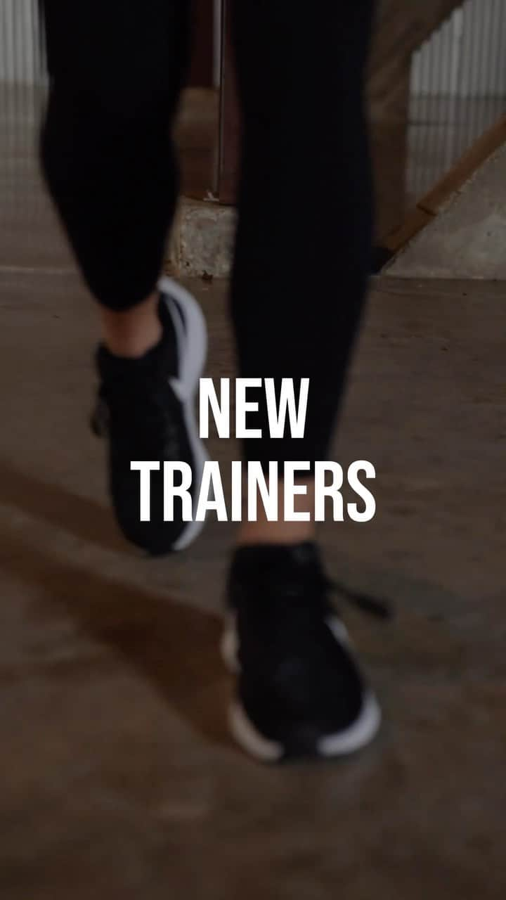 アンナ・ニコル・スミスのインスタグラム：「NEW TRAINERS & NEW ON DEMAND PROGRAM are here!!! 🔥🔥🙌🙌 @fitbodyapp fam, are you ready?!? 😍  Introducing your new @fitbodyapp trainer: @maggigao!  Her program, 30 Day BLAST, is a Kettlebell Strength Program that will help you master all things kettlebells while giving you a KILLER workout 🥵💪  And introducing your other new @fitbodyapp trainer: @alyssa_runfit!   Her program, 30 day RUN STRONG, is a strength program designed for runners to help you hit those PR’s, improve your strength, and stay injury free through race day 🙌  Each program is available now in the ON DEMAND section of the @fitbodyapp! (The 12 week programs for each are coming soon!! 😉)  Comment below and let me know which program do you want to try?!   30 Day Blast with @maggigao 💪🔥 or 30 Day Run Strong with @alyssa_runfit?! 👟🔥  Get ALL our programs including these two new programs in the @fitbodyapp - your first 7 days are FREE! Link is in my bio 💕  #fitbodyapp #fbggirls #fbgcommunity #30dayblast #30dayrunstrong」