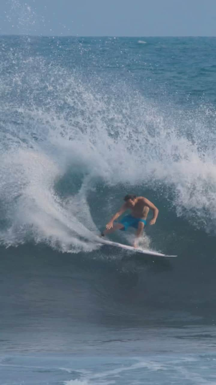 ジョーディ・スミスのインスタグラム：「A few chip snaps from my first surf at Punta Roca. #elsalvador   🎥 @nickchristyfilm @oneillusa @redbullsurfing」