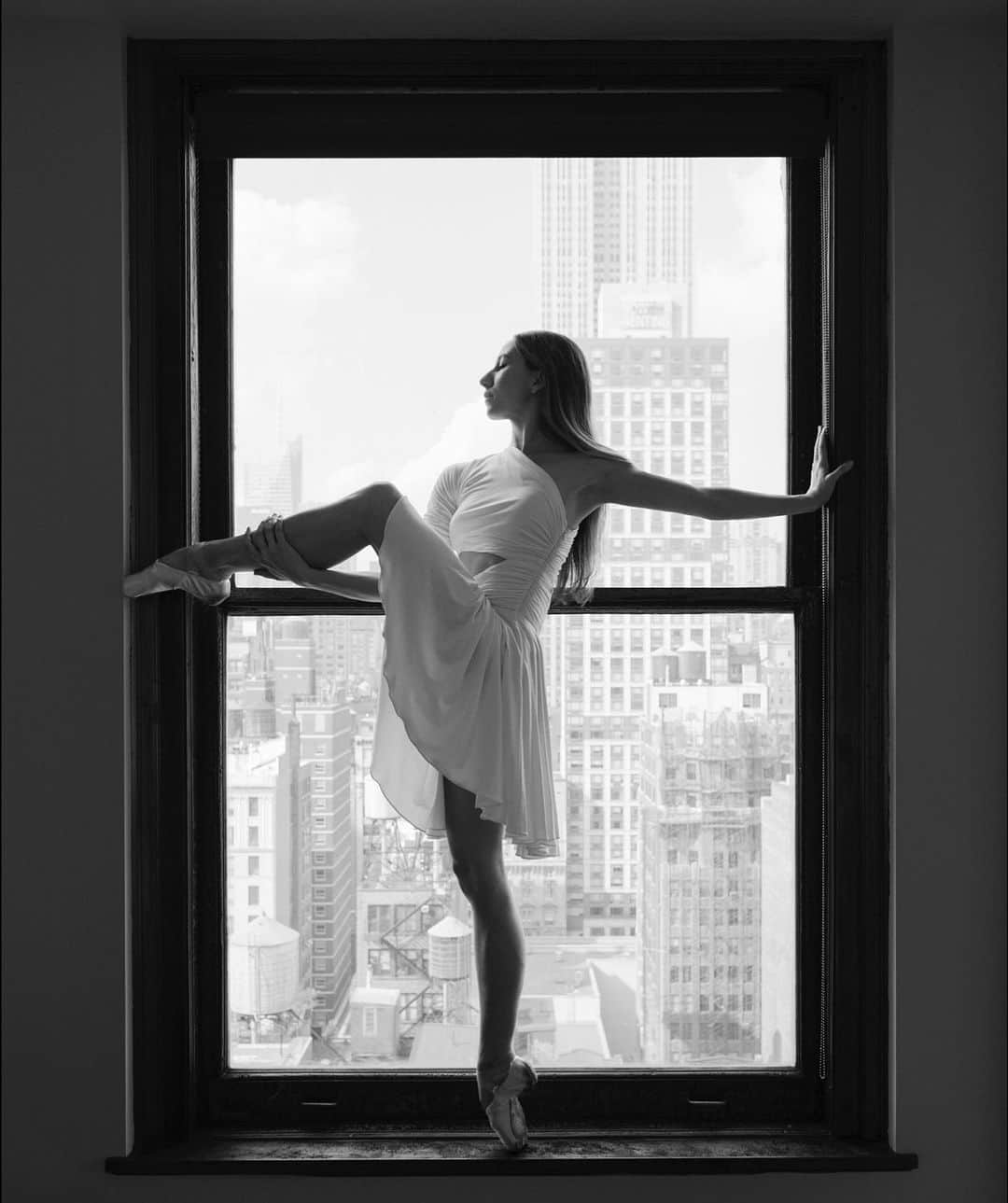 ballerina projectのインスタグラム：「𝐈𝐬𝐚𝐛𝐞𝐥𝐥𝐚 𝐁𝐨𝐲𝐥𝐬𝐭𝐨𝐧 in New York City. 🌆  @isabellaboylston #isabellaboylston #ballerinaproject #newyorkcity #ballerina #ballet #dance #pointeshoes   Ballerina Project 𝗹𝗮𝗿𝗴𝗲 𝗳𝗼𝗿𝗺𝗮𝘁 𝗹𝗶𝗺𝗶𝘁𝗲𝗱 𝗲𝗱𝘁𝗶𝗼𝗻 𝗽𝗿𝗶𝗻𝘁𝘀 and 𝗜𝗻𝘀𝘁𝗮𝘅 𝗰𝗼𝗹𝗹𝗲𝗰𝘁𝗶𝗼𝗻𝘀 on sale in our Etsy store. Link is located in our bio.  𝙎𝙪𝙗𝙨𝙘𝙧𝙞𝙗𝙚 to the 𝐁𝐚𝐥𝐥𝐞𝐫𝐢𝐧𝐚 𝐏𝐫𝐨𝐣𝐞𝐜𝐭 on Instagram to have access to exclusive and never seen before content. 🩰」