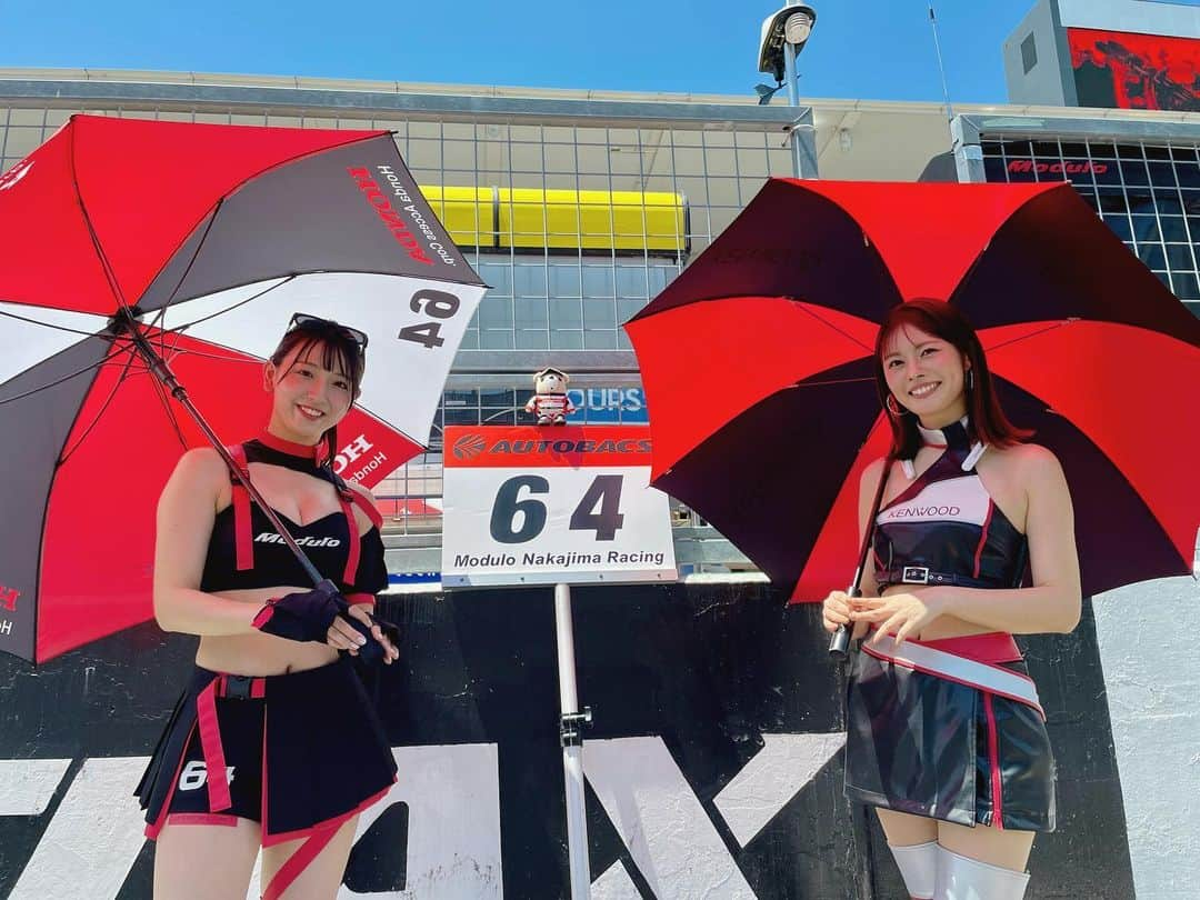 津田知美のインスタグラム：「#superGT . 第3戦も64号車Modulo Nakajima Racingへの応援をありがとうございました！  大雨の影響で決勝日のみの活動になってしまいました。 夏コス、無事お披露目できてよかったです☺️  決勝レース、接触してスピンがあり厳しい状況の中、太田選手も伊沢選手もタフな走りで戦いつづけました🔥  決勝の結果はまだ暫定ということなので決定次第お知らせしたいと思っています。  SNSにはKENWOODのオンボードカメラで撮影された映像がさまざまなチームから更新されています！ ぜひ迫力あるドライバーさん目線な映像をご覧くださいね〜☺️👍  次戦は2ヶ月後の8月です！ 真夏の富士！今から楽しみです☺️  #Modulo64 #KENWOOD」