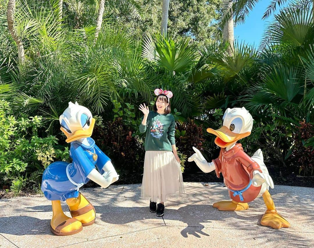 浅井麻里さんのインスタグラム写真 - (浅井麻里Instagram)「🏨WDW✨オールスタームービーリゾート🏨 ⁡ フロリダのWalt Disney Worldで宿泊した ホテルのひとつ✨ ディズニー・オールスター・ムービー・リゾート❤️🥰 ⁡ いろんな物語が各棟のテーマになってて、 とっても可愛いホテルなのー！💕 またその写真も投稿する予定🤣💕 ⁡ このドナルド＆デイジーは、 宿泊してた棟から、パーク行きのバス停までの ホテル敷地内にいた♬🐥 ⁡ ⁡ #ディズニーワールド #オールスタームービー #オールスタームービーリゾート #ウォルトディズニーワールド #フロリダディズニー #海外パーク #海外ディズニー #wdw #waltdisneyworld #フロリダ #ディズニーホテル #オーランド #ディズニーコーデ #ディズニーランドリゾート #ドナルド #デイジー #ディズニーオフィシャルホテル #海外旅行 #ディズニー旅行 #wdwresort #disneyparks #allstarmoviesresort #allstarmovieresort #allstarmovies #disneyhotel #disneyhotels #Disney100 #wdwomari #disneyallstarmovieresort」6月5日 22時46分 - mari_asai_625