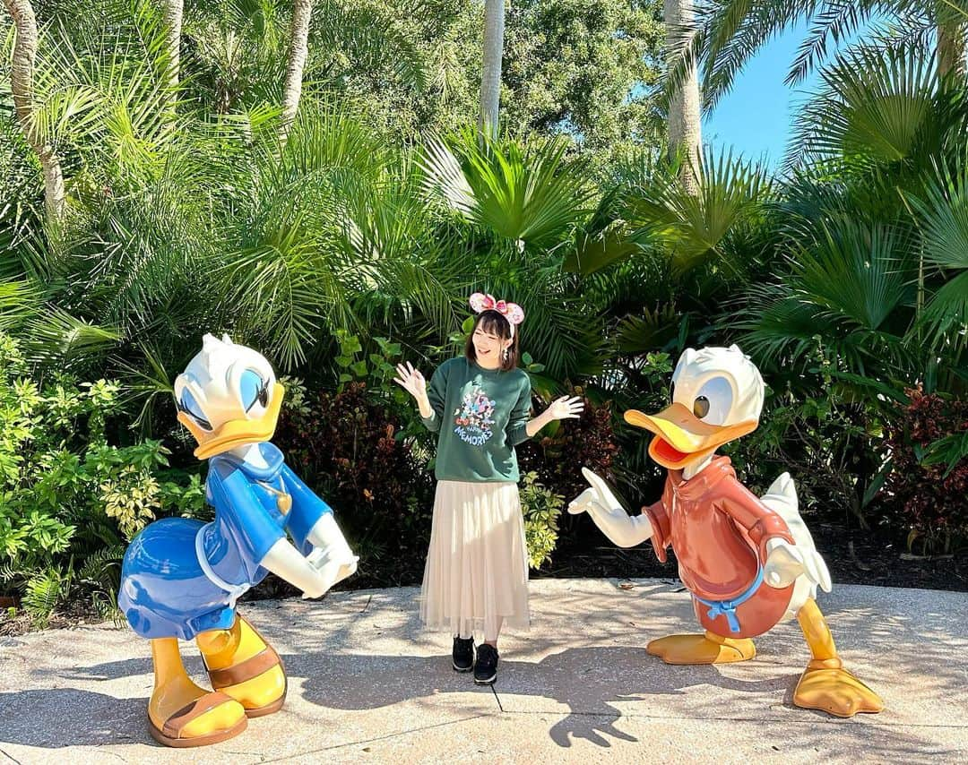 浅井麻里さんのインスタグラム写真 - (浅井麻里Instagram)「🏨WDW✨オールスタームービーリゾート🏨 ⁡ フロリダのWalt Disney Worldで宿泊した ホテルのひとつ✨ ディズニー・オールスター・ムービー・リゾート❤️🥰 ⁡ いろんな物語が各棟のテーマになってて、 とっても可愛いホテルなのー！💕 またその写真も投稿する予定🤣💕 ⁡ このドナルド＆デイジーは、 宿泊してた棟から、パーク行きのバス停までの ホテル敷地内にいた♬🐥 ⁡ ⁡ #ディズニーワールド #オールスタームービー #オールスタームービーリゾート #ウォルトディズニーワールド #フロリダディズニー #海外パーク #海外ディズニー #wdw #waltdisneyworld #フロリダ #ディズニーホテル #オーランド #ディズニーコーデ #ディズニーランドリゾート #ドナルド #デイジー #ディズニーオフィシャルホテル #海外旅行 #ディズニー旅行 #wdwresort #disneyparks #allstarmoviesresort #allstarmovieresort #allstarmovies #disneyhotel #disneyhotels #Disney100 #wdwomari #disneyallstarmovieresort」6月5日 22時46分 - mari_asai_625