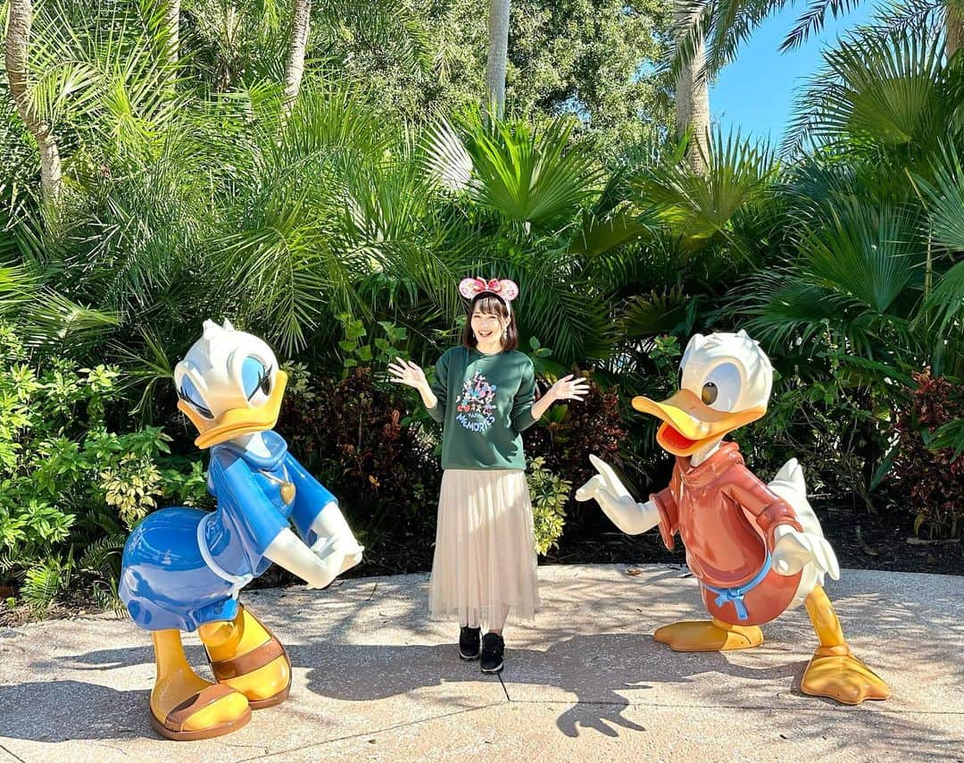 浅井麻里さんのインスタグラム写真 - (浅井麻里Instagram)「🏨WDW✨オールスタームービーリゾート🏨 ⁡ フロリダのWalt Disney Worldで宿泊した ホテルのひとつ✨ ディズニー・オールスター・ムービー・リゾート❤️🥰 ⁡ いろんな物語が各棟のテーマになってて、 とっても可愛いホテルなのー！💕 またその写真も投稿する予定🤣💕 ⁡ このドナルド＆デイジーは、 宿泊してた棟から、パーク行きのバス停までの ホテル敷地内にいた♬🐥 ⁡ ⁡ #ディズニーワールド #オールスタームービー #オールスタームービーリゾート #ウォルトディズニーワールド #フロリダディズニー #海外パーク #海外ディズニー #wdw #waltdisneyworld #フロリダ #ディズニーホテル #オーランド #ディズニーコーデ #ディズニーランドリゾート #ドナルド #デイジー #ディズニーオフィシャルホテル #海外旅行 #ディズニー旅行 #wdwresort #disneyparks #allstarmoviesresort #allstarmovieresort #allstarmovies #disneyhotel #disneyhotels #Disney100 #wdwomari #disneyallstarmovieresort」6月5日 22時46分 - mari_asai_625