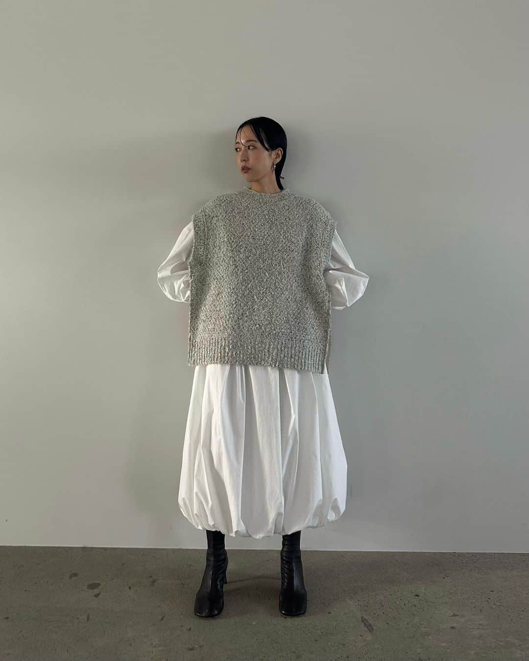 AICOのインスタグラム：「23AW PREORDER ITEM <Side zip tweed knit vest> 毎シーズン人気のニットベストは、今年はツィード仕上げにしました。ループや毛足のある糸をミックスさせ、ツィード生地をイメージして編み上げました。形はBOXタイプのオーバーシルエット。サイドにオープンファスナーを付けオープンしてもスリット調にしても着て頂けます。サイドを開けるとワンピースとレイヤーしてもバランスよく着て頂けます。#clane#clane23sspreorder」