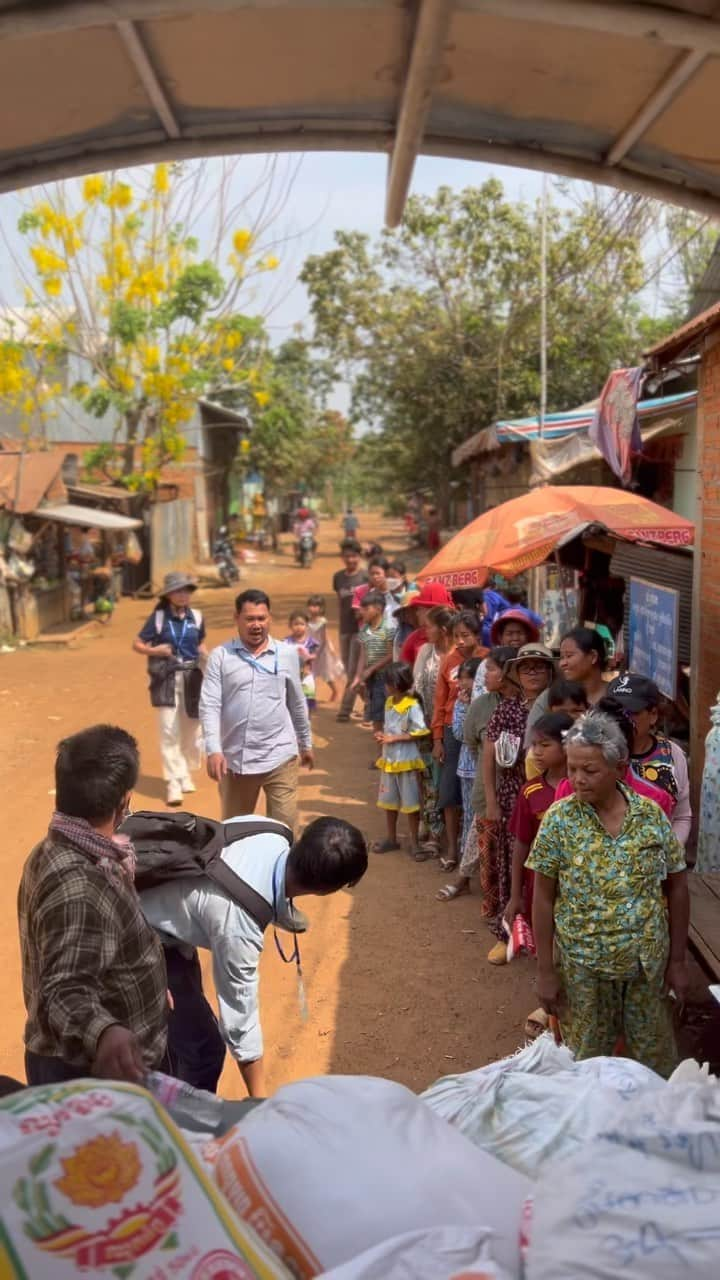 VuTheara Khamのインスタグラム：「Oudong Village, Cambodia, March 2023 . Distribution of rice, school supplies, uniform, bicycles with @pse_france @pse_cambodia  #cambodia #ngo #children #rice #education #environment #environmentday2023」