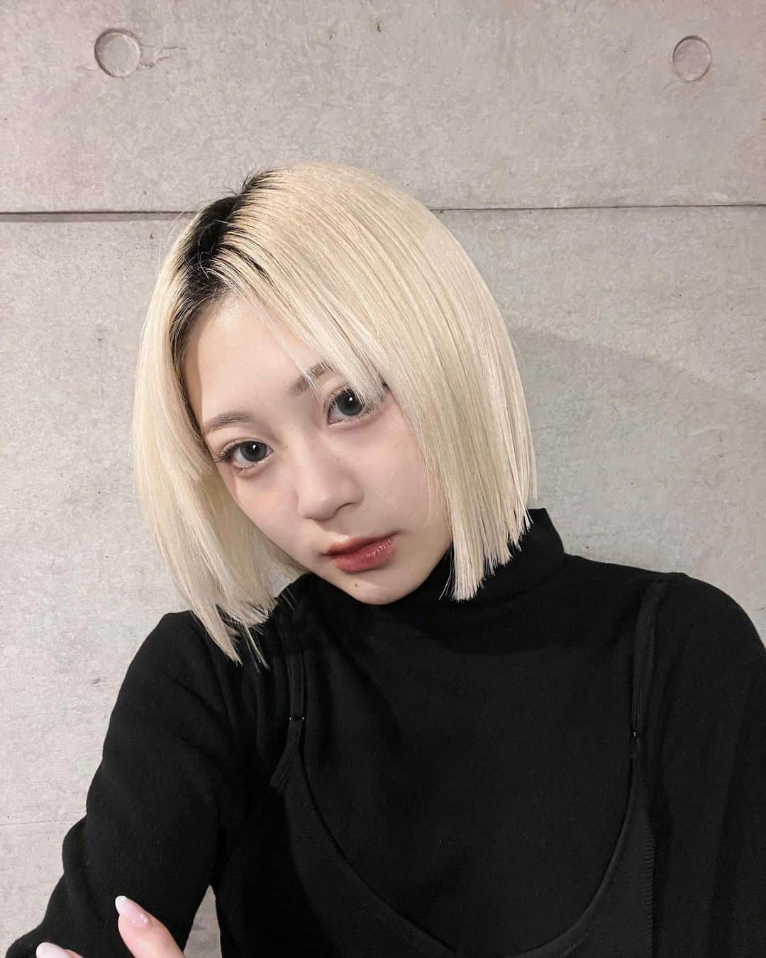 のあぽのインスタグラム：「#ぱっつんボブ #ハイトーンボブ 💇🏼‍♀️˖ ࣪⭑☪︎.‎꙳」