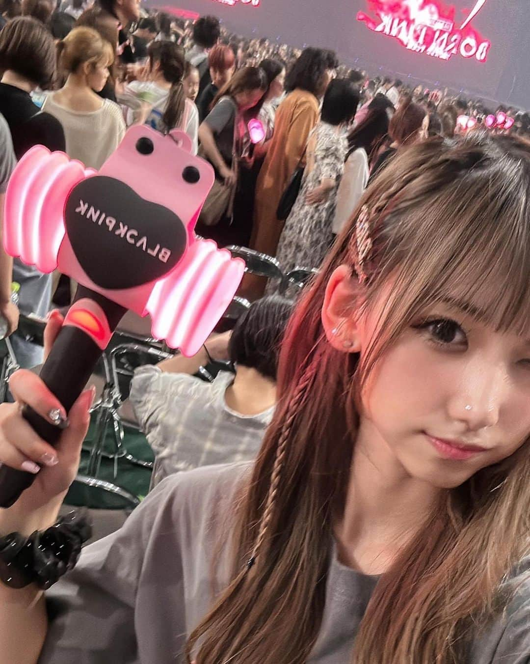 下北姫菜さんのインスタグラム写真 - (下北姫菜Instagram)「🖤💗  𝐁𝐋𝐀𝐂𝐊𝐏𝐈𝐍𝐊 𝐖𝐎𝐑𝐋𝐃 𝐓𝐎𝐔𝐑 𝐎𝐒𝐀𝐊𝐀 𝐃𝐀𝐘 𝟏 💖  ずぅーーーっと行きたかったBLACKPINKのライブにやっと参戦してきた🥹💞  もう全員可愛すぎるし、顔ちっちゃすぎるし、スタイル異次元すぎるし、、、😫💖 一生叫んで、歌って、踊って大興奮🥹😂💘 幸せな時間すぎた、、🫶🏻✨✨  #blackpink #blackpinklive #ブラックピンク #ブルピン #京セラドーム大阪 #京セラドーム #ライブコーデ #参戦コーデ  #推し活」6月5日 22時47分 - hina_shimokita