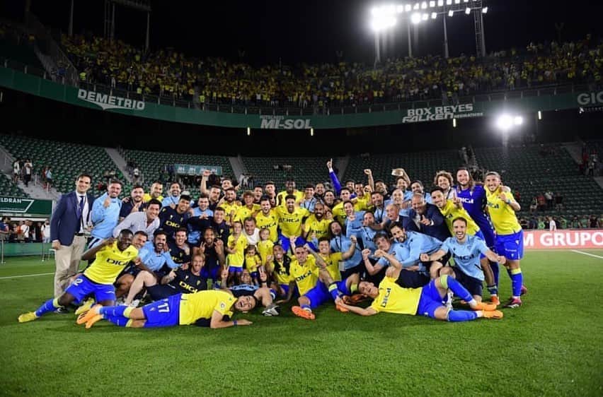 テオ・ボンゴンダのインスタグラム：「Buenos días Cadistas . Solo quería agradecerles por todo el apoyo durante esta temporada con momentos difíciles, pero sobre todo como lo dije ayer , aprendí la noción de sufrir por algo positivo y eso no hay palabra para definirlo . No ha sido Facil pero lo hemos conseguido todos juntos . Me siento honrado de haber sido parte de esta maravillosa familia cadista. Espero haber podido darles placer a lo largo de esta temporada con emociones do locos . El Cádiz se merece estar en Primera todos los años y esta permanencia es para todos los cadistas. gracias gracias y gracias de nuevo a todos #Al10Siempre 💛💙」