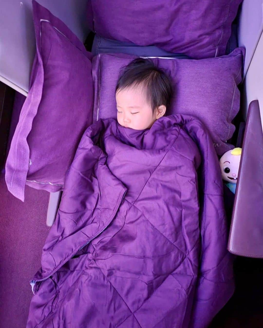 のインスタグラム：「Families with little ones are welcome to enjoy the journey with Thai Airways.  Credit Photo. :  Khun Nichapan & Khun Grace 1 year 4 months  #thaiairways #smoothassilk #travelwithkids #tg #baby #magicaljourney」