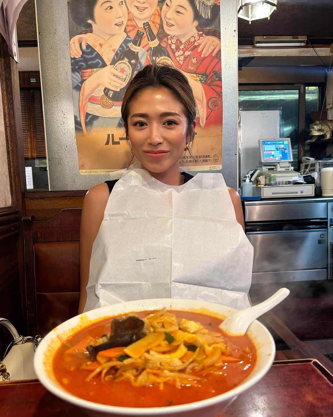 のインスタグラム：「まさかのお鮨さんざん食べた後にラーメンはしご。。  しかも、見たことないサイズのラーメンにテンパった。 (器入れて3kg以上はあったよ笑)  今、ソファで全く動けない...🐷  #激辛タンメン  2枚目さすがにしわくちゃすぎてぼかし入れた🤪」