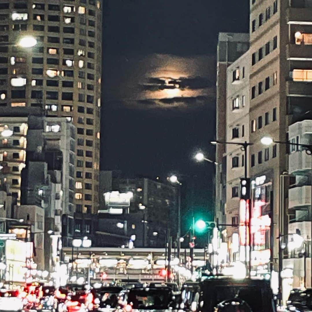 椎名桔平さんのインスタグラム写真 - (椎名桔平Instagram)「#月 #ゴージャス 何だか 宇宙からの訪問？ みたいな月明かり。^_^」6月5日 22時51分 - kippeishiina