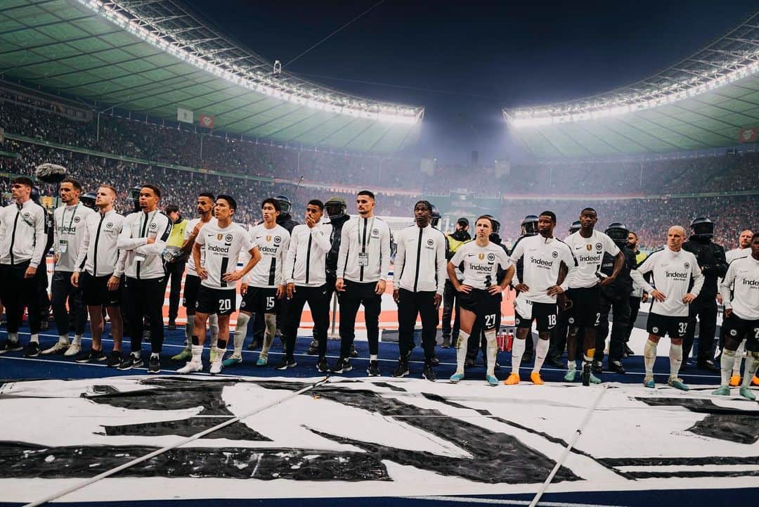 長谷部誠のインスタグラム：「*** Liebe Eintracht Fans!  Ich möchte mich wieder einmal für Eure tolle Unterstützung in dieser Saison bedanken!  Am Ende haben wir leider nicht geschafft was wir schaffen wollten. Aber trotzdem haben wir auch in dieser Saison viele schöne Sachen erlebt!  In der nächsten Saison werden wir dann wieder gemeinsam mit Euch angreifen!  Vielen Dank an Euch!!  Euer Makoto 2023/24シーズンが終わりました。 今シーズンも多くの素晴らしい瞬間を経験し、サッカー選手として幸せを感じています。 1年間、サポートありがとうございました。 @eintrachtfrankfurt」