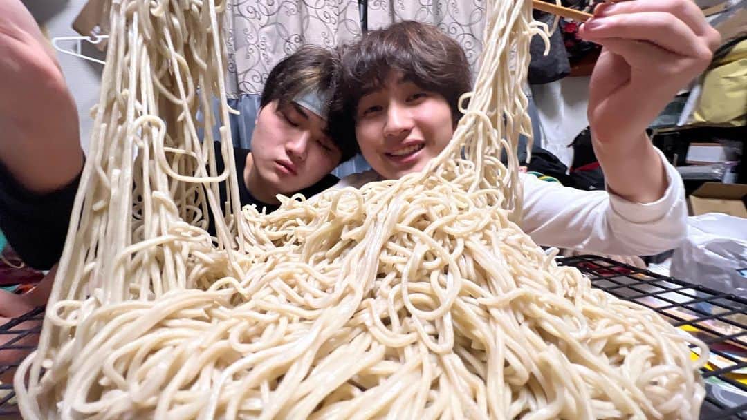 すずしょうとのインスタグラム：「そばいっぱいたべた🥰🥰」