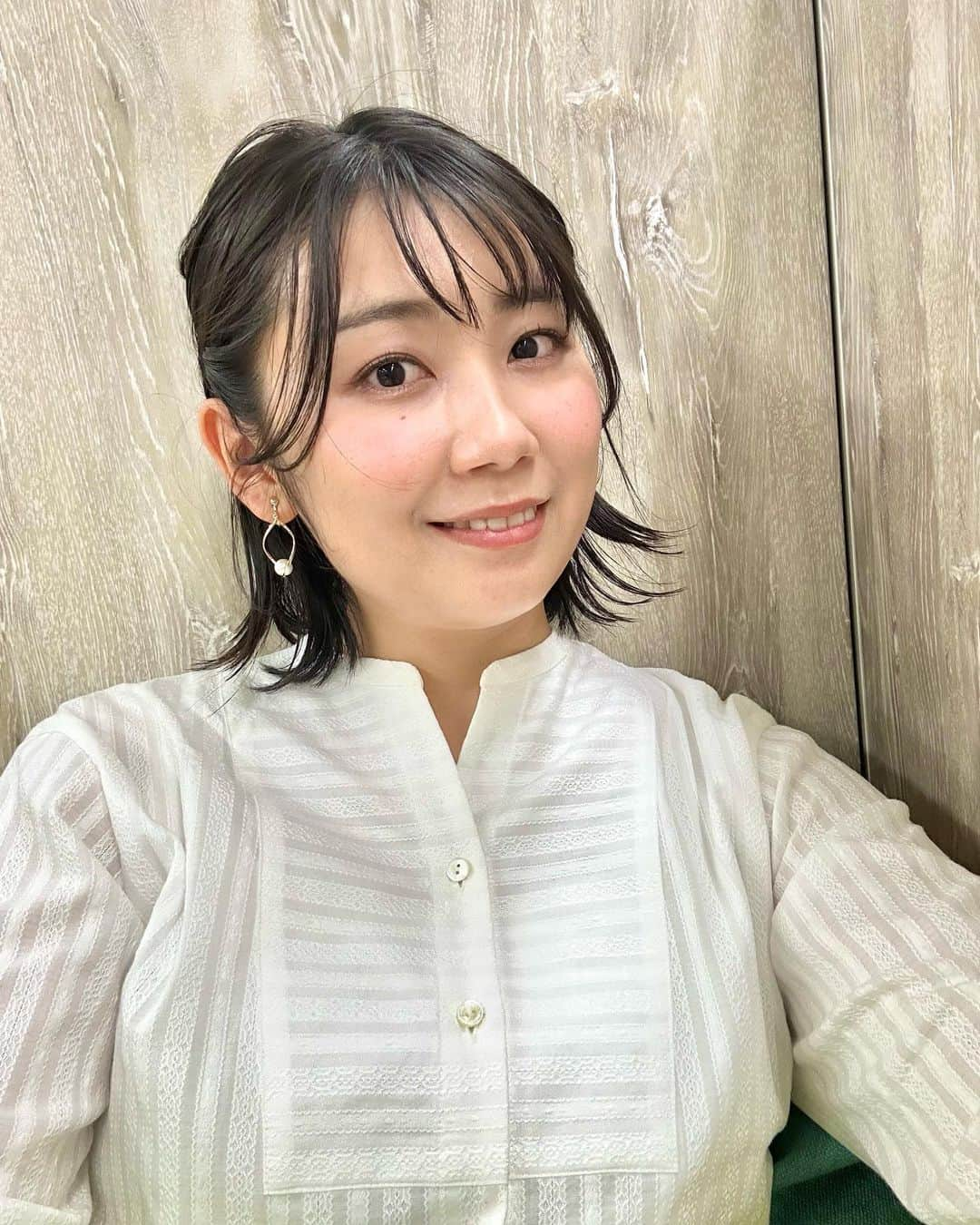 新美有加さんのインスタグラム写真 - (新美有加Instagram)「🐾 急に声が出なくなってしまい、 しばしお休みをいただいておりましたが、元気です✌︎ 鼻が出ないのに鼻声です。 聞きづらかったら申し訳ありません😧  しばらくメイクをお休みしていたらちょっと下手になってました😔 髪も伸びてきたぞー🦞 今後もよろしくお願いします🙇‍♀️  #衣装 #プライムニュース #みなさんもご自愛ください」6月5日 22時55分 - yuka_niimi.49