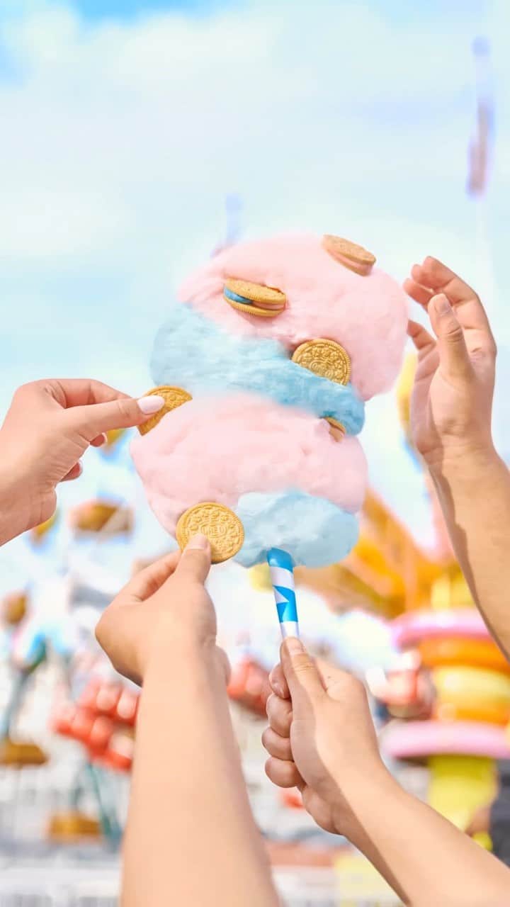 OREOのインスタグラム：「Bring the carnival home with you 🎟️ Limited Edition OREO Cotton Candy out now!」