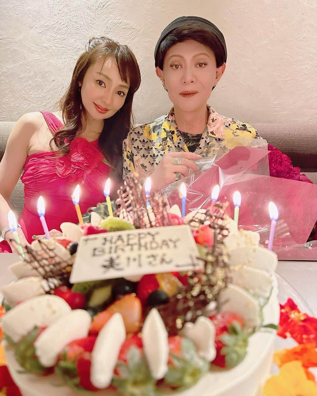 神田うのさんのインスタグラム写真 - (神田うのInstagram)「言うまでもなく大好きで大切な憲ちゃん💕のお誕生日のお祝いです☺️㊗️ 健康には人一倍気を遣っている憲ちゃんではありますが、引き続きこの1年も身体に気を付けて元気にご活躍してね🩷 お誕生日おめでとうございます🎉🎂☺️🎈  @kenichimikawa_official  @yoshinomama   #お誕生日会#憲ちゃん#お誕生日おめでとう#happybirthday#美川憲一 さん#お誕生日おめでとうございます#birthdaydinner#神田うの#unokanda」6月5日 22時55分 - unokandaofficial